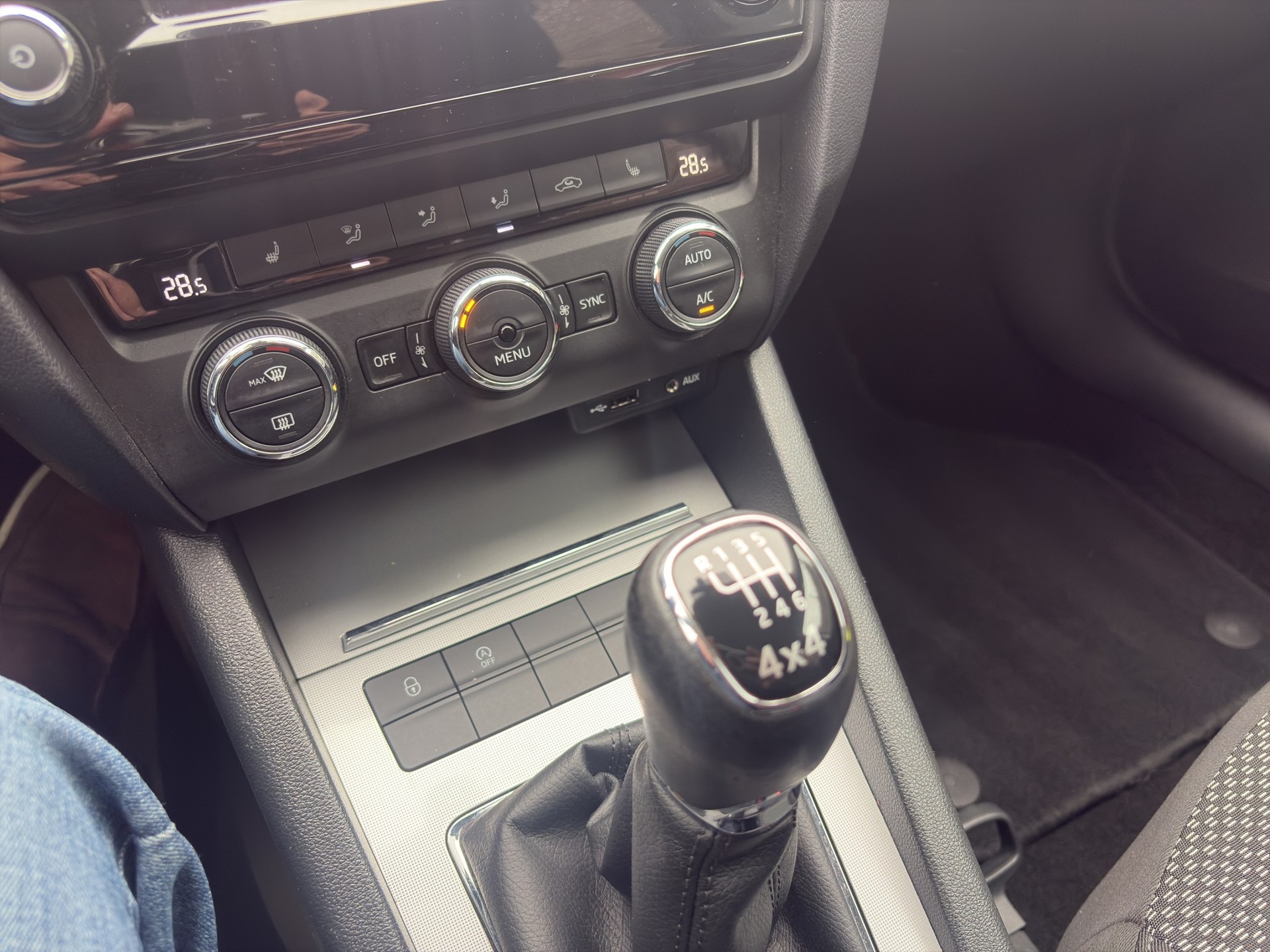 SKODA Octavia Combi 2.0 TDI Ambition 4x4-image-10