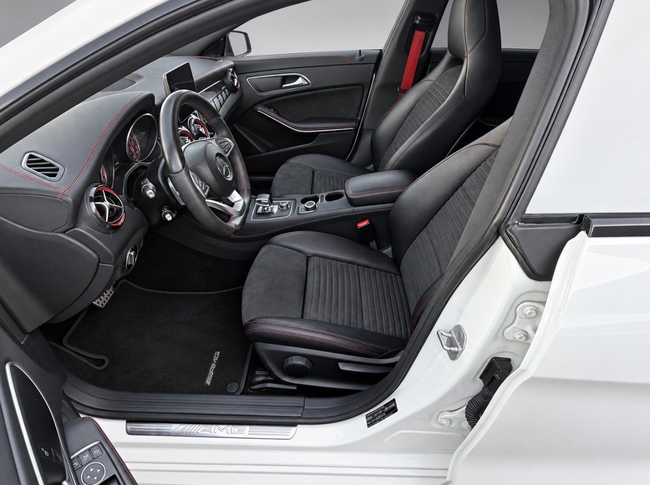 MERCEDES-BENZ CLA 45 AMG 4Matic Speedshift-image-9
