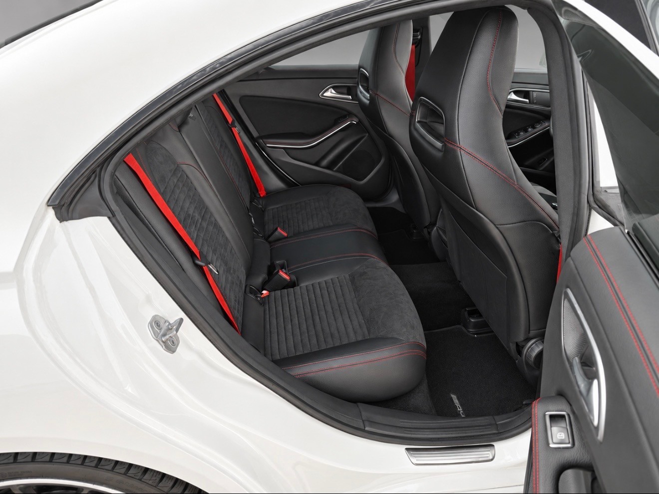 MERCEDES-BENZ CLA 45 AMG 4Matic Speedshift-image-11