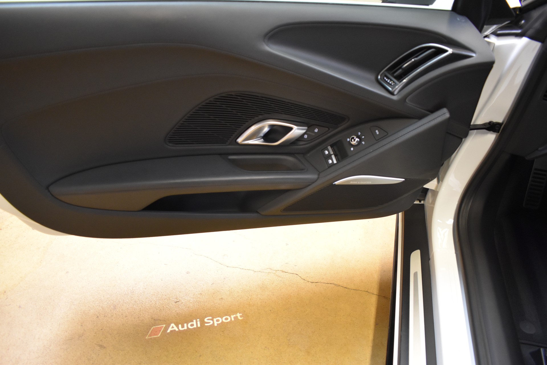 AUDI R8 Spyder S-Tronic Quattro - 570PS-image-6