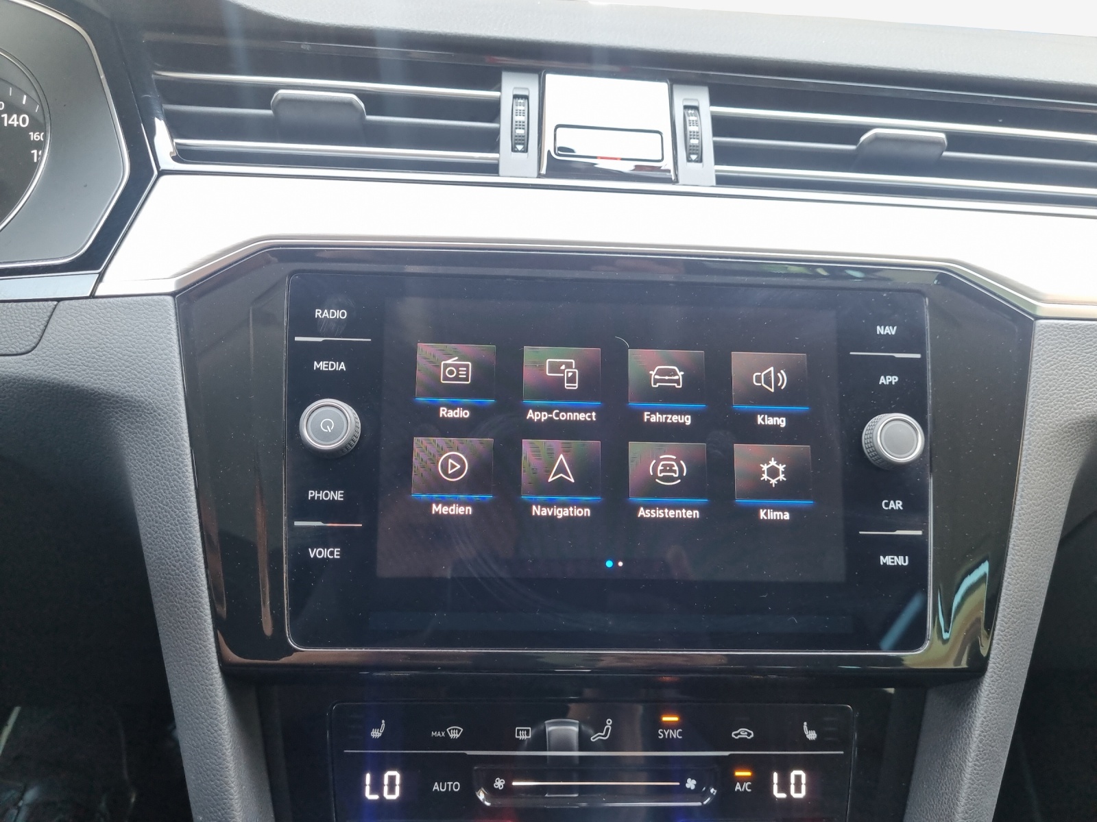 VW Passat 2.0 TDI BMT Elegance 4Motion DSG-image-15