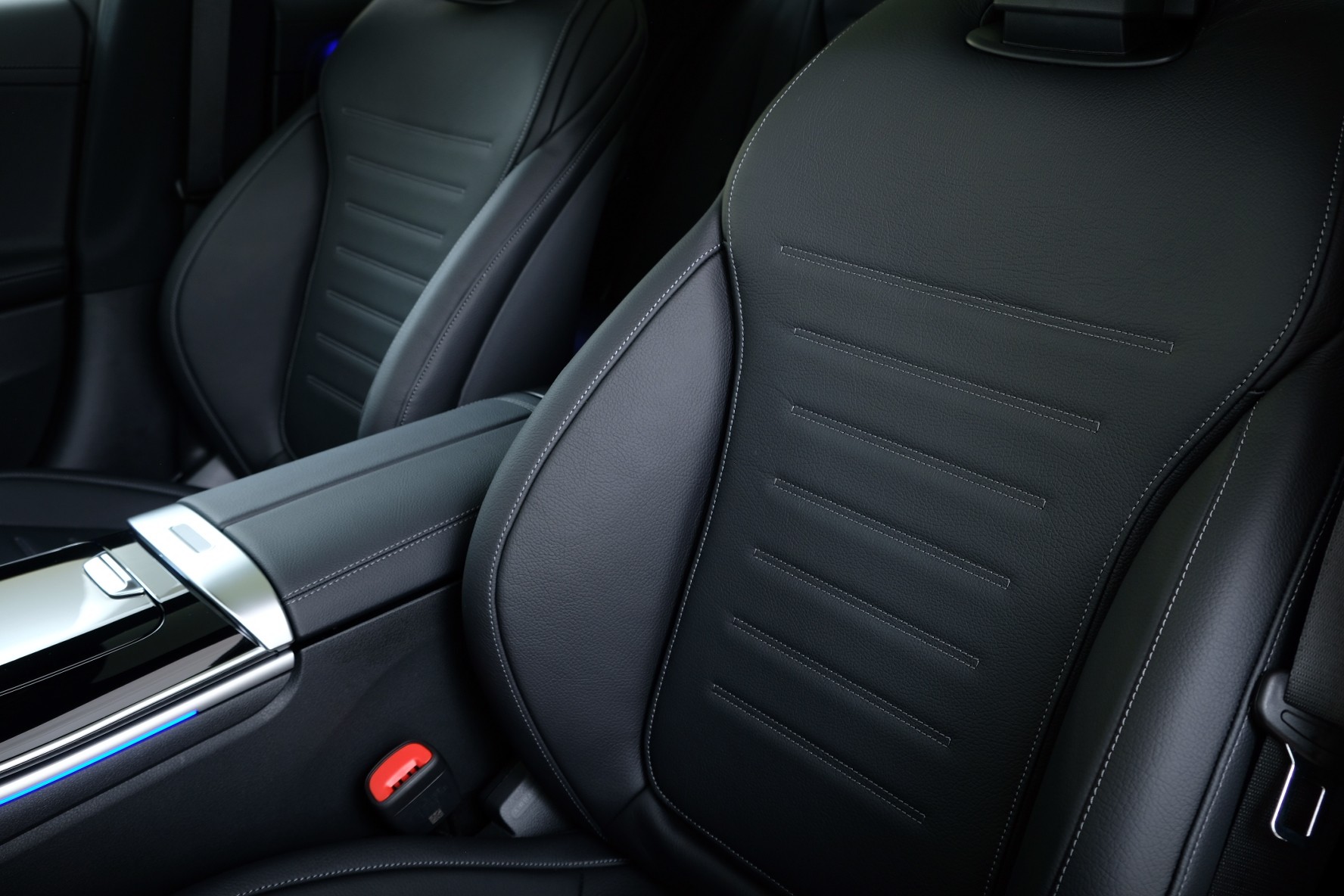 MERCEDES-BENZ C 300 T 4Matic AMG Line-image-9