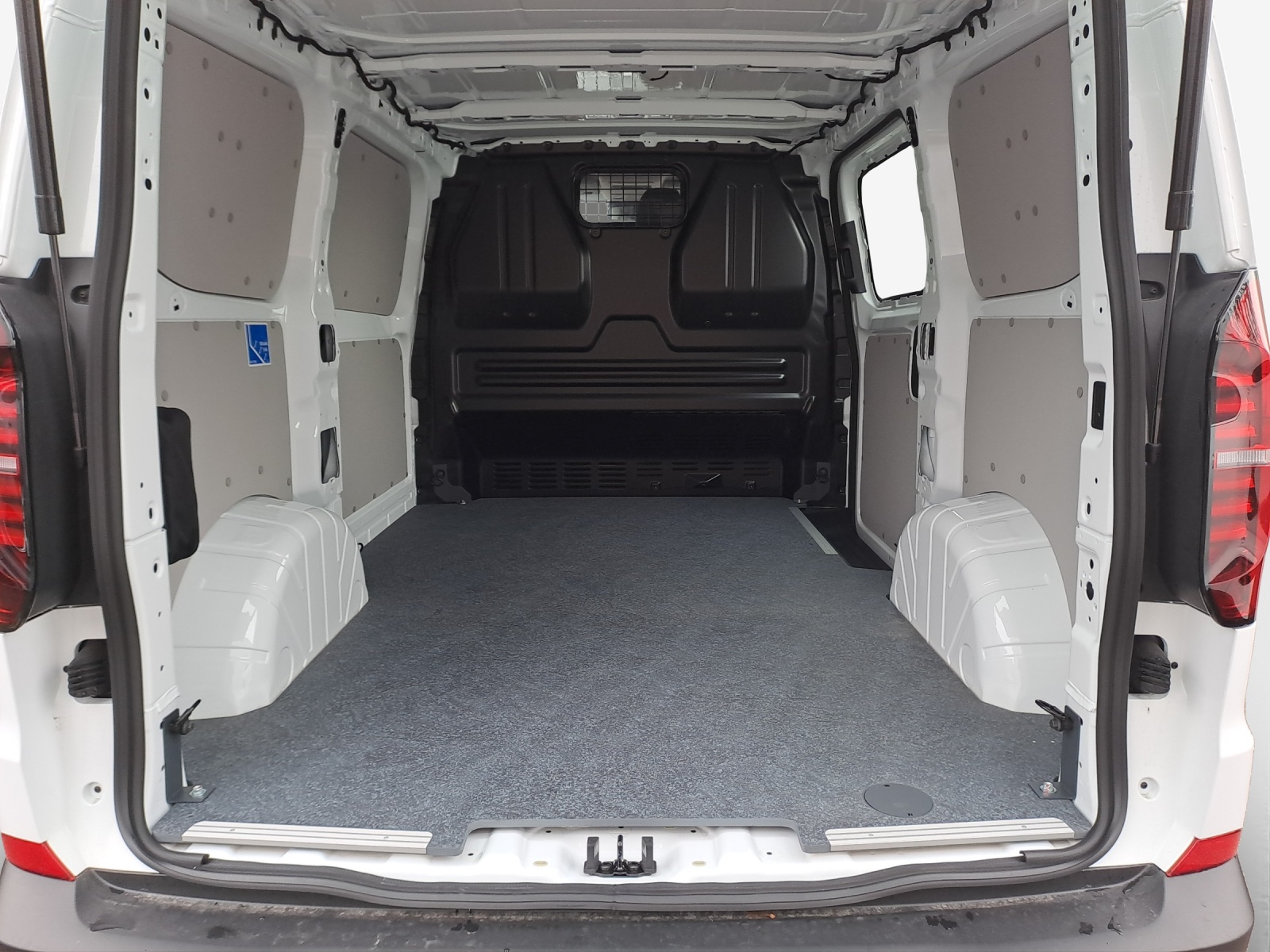 VW Transporter 2.0 TDI-image-12