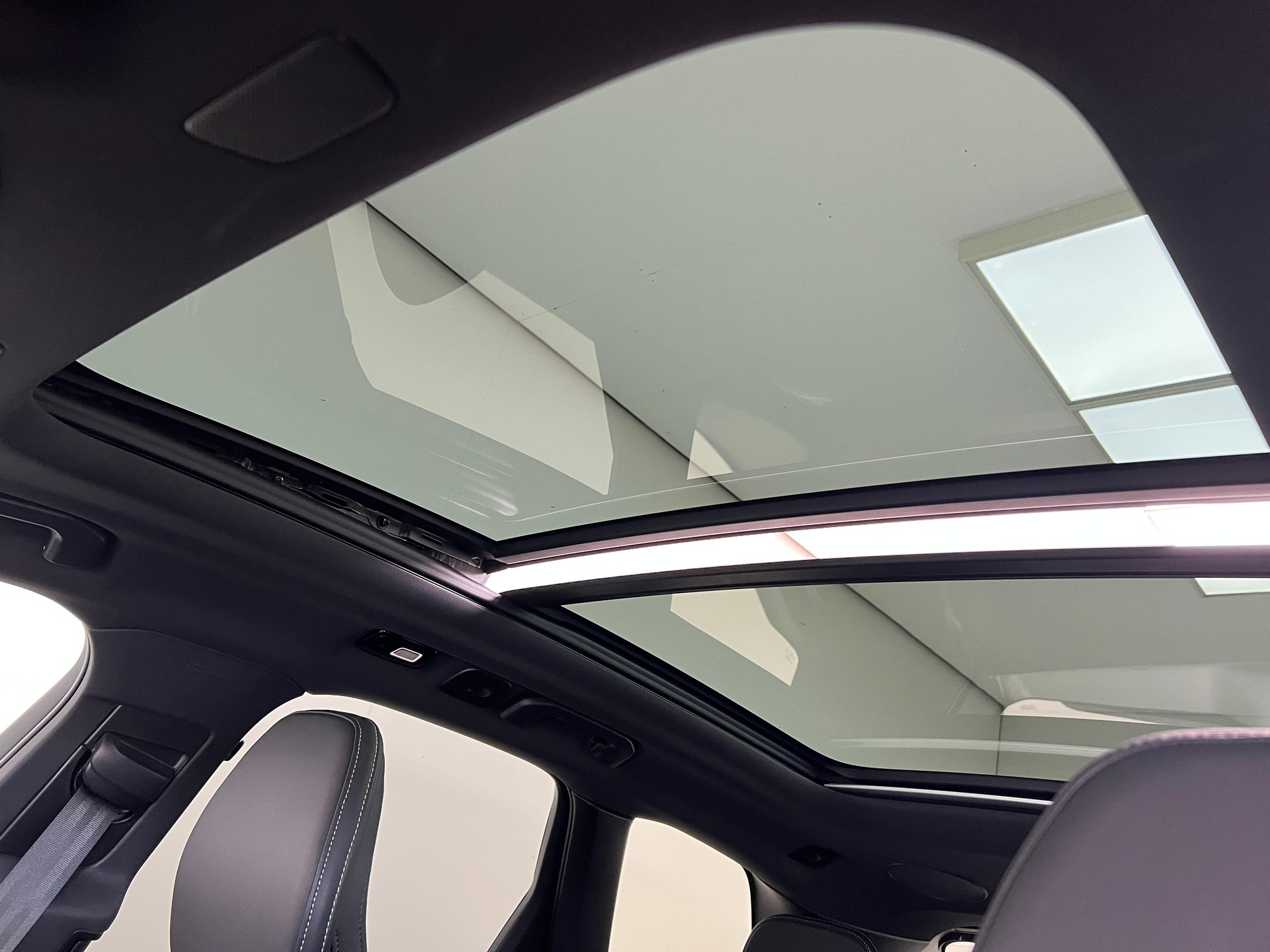 VOLVO XC60 2.0 B6 MH Plus Dark AWD-image-25