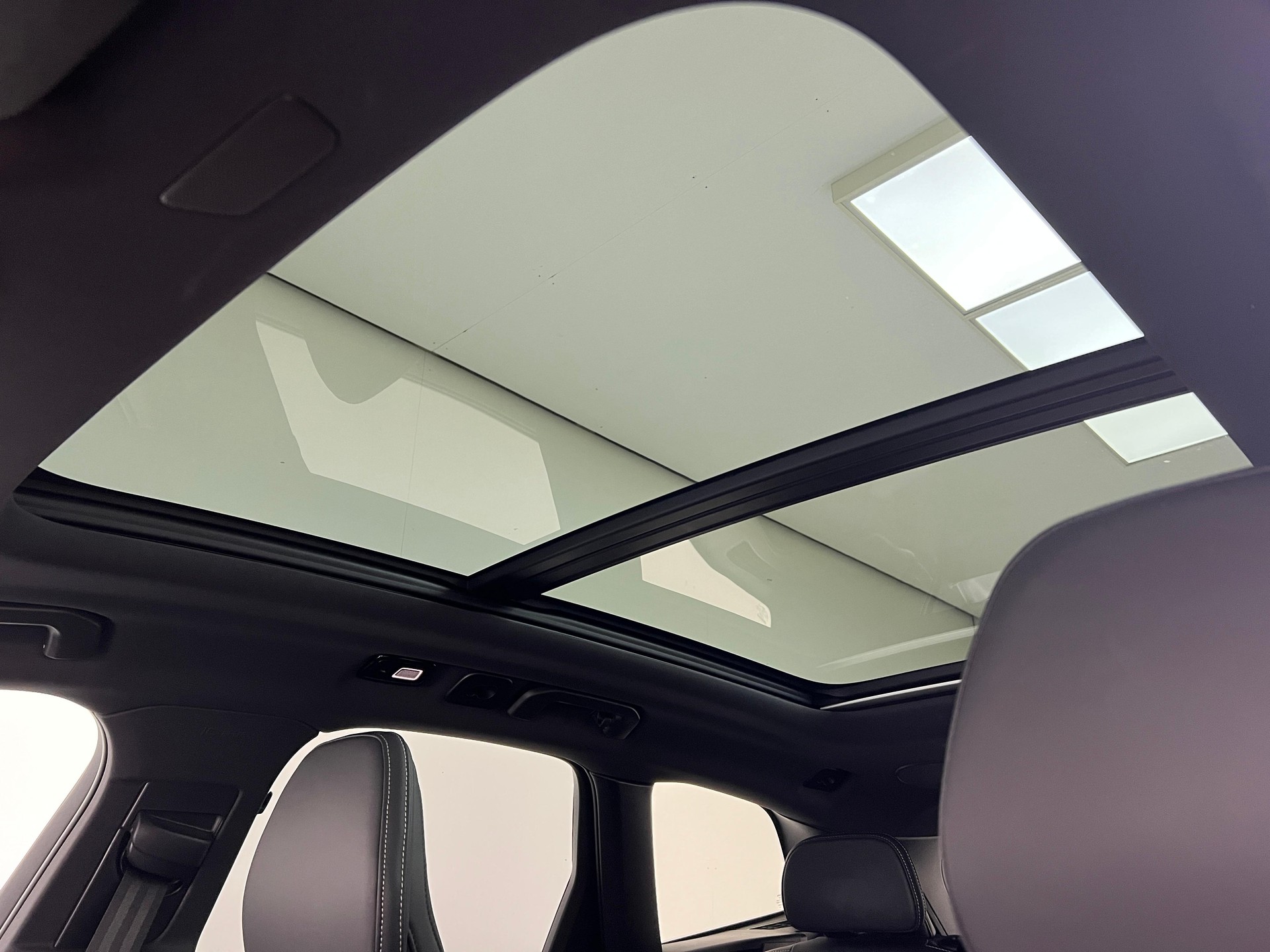 VOLVO XC60 2.0 B6 MH Plus Dark AWD-image-24