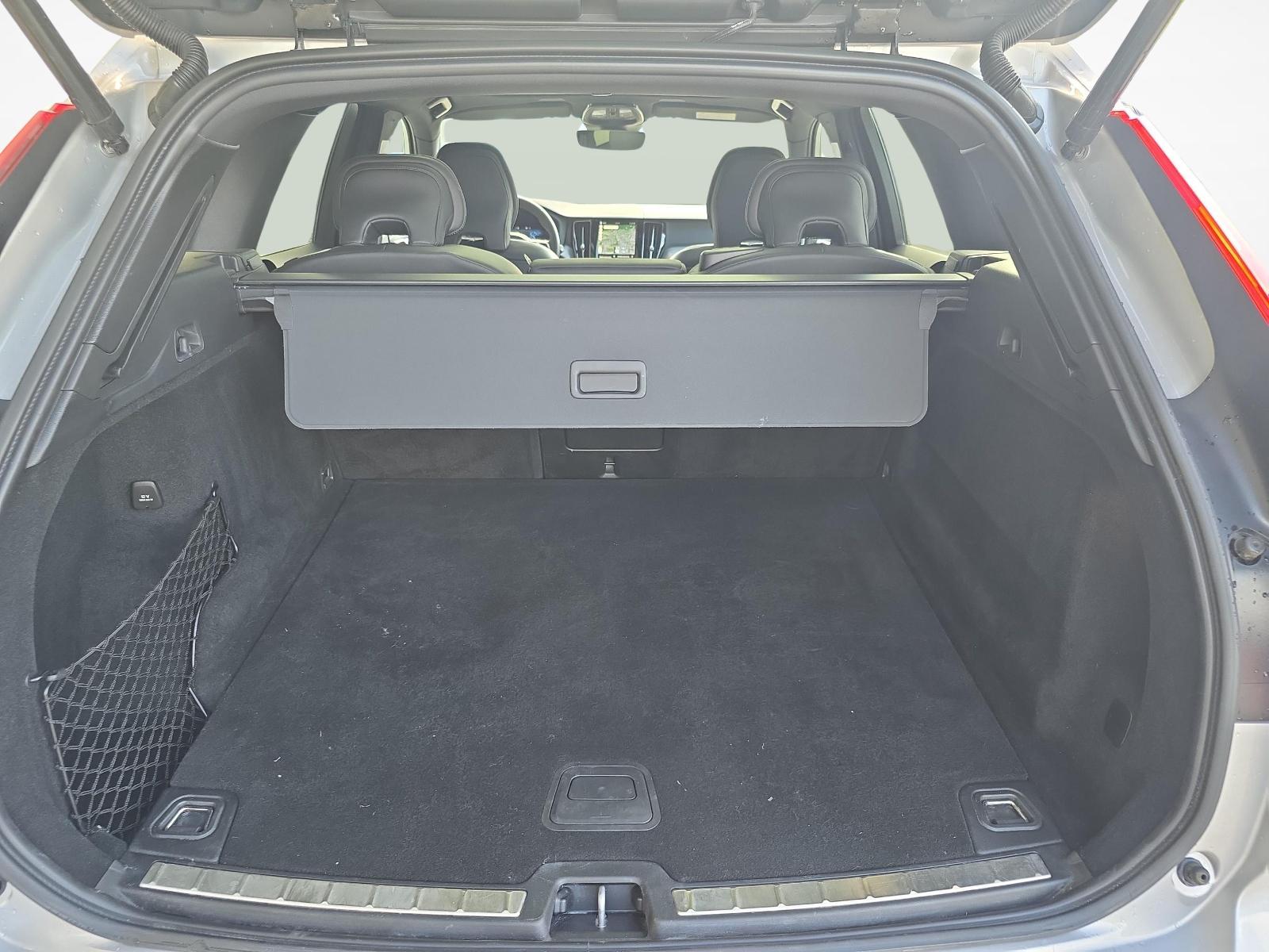 VOLVO XC60 2.0 B6 MH Plus Dark AWD-image-11
