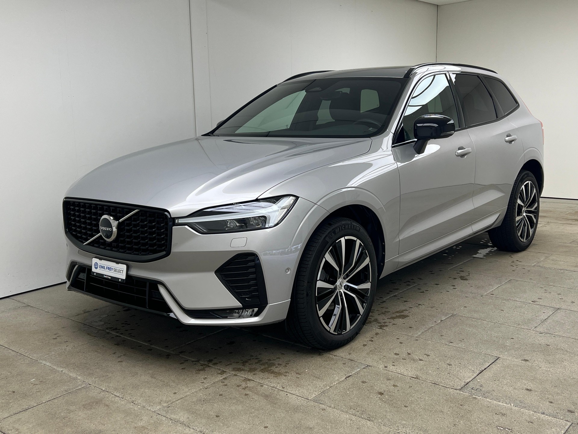 VOLVO XC60 2.0 B6 MH Plus Dark AWD-image-1