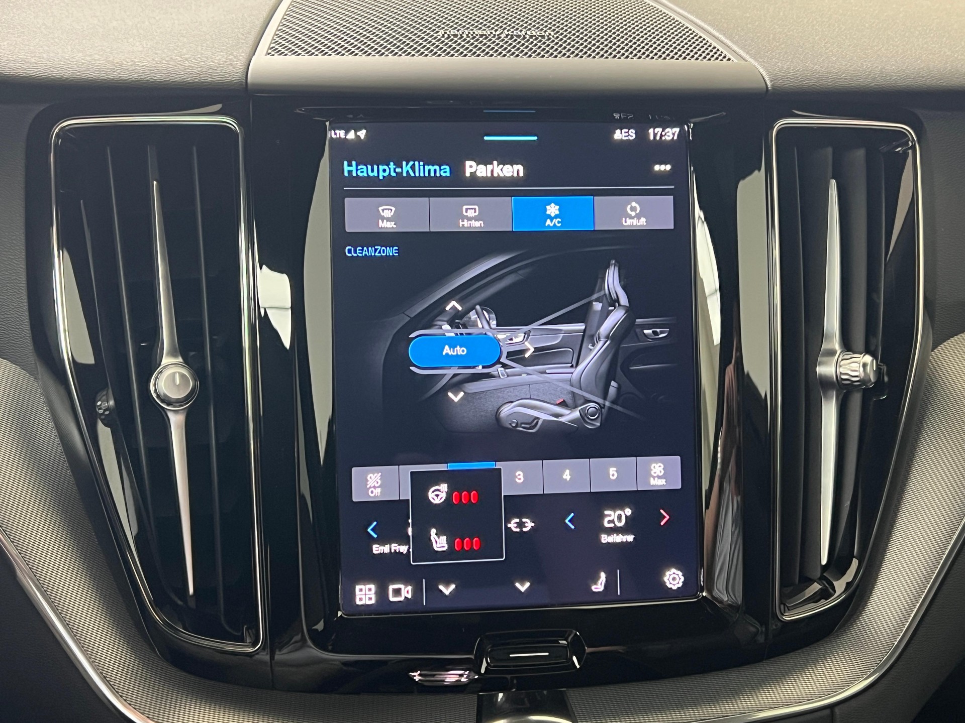 VOLVO XC60 2.0 B6 MH Plus Dark AWD-image-14