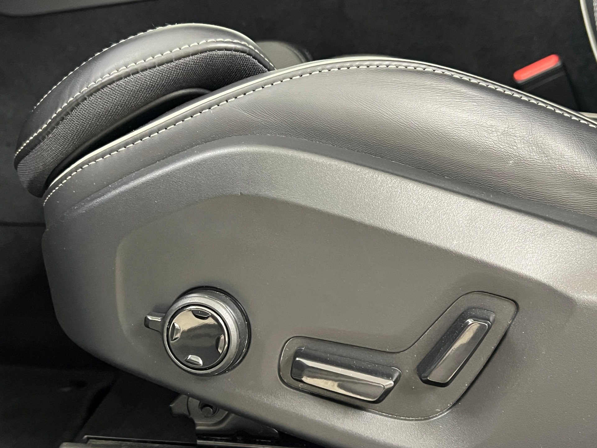VOLVO XC60 2.0 B6 MH Plus Dark AWD-image-9