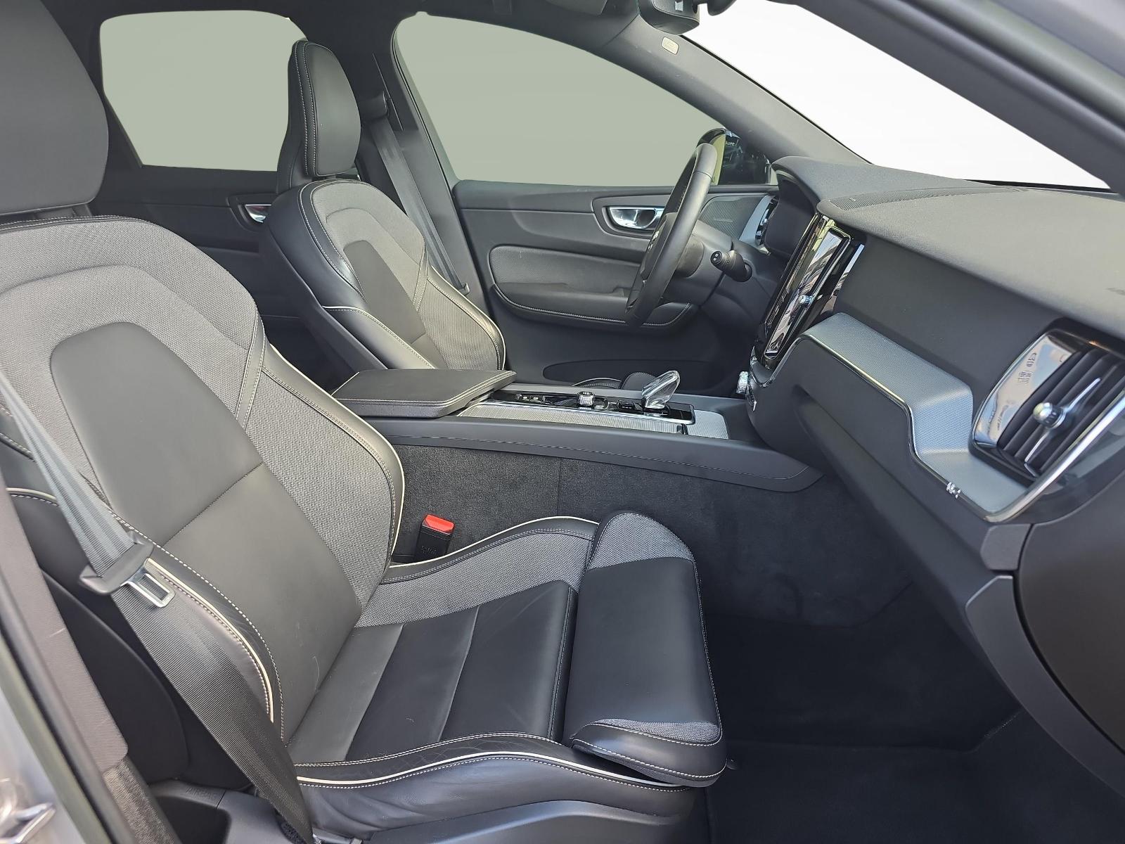 VOLVO XC60 2.0 B6 MH Plus Dark AWD-image-9