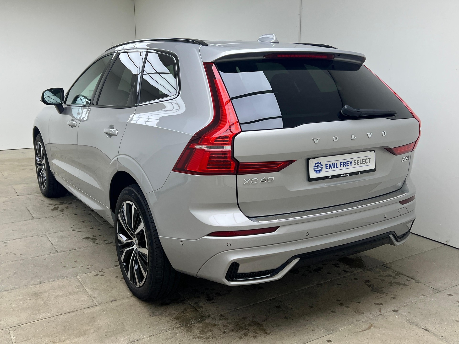 VOLVO XC60 2.0 B6 MH Plus Dark AWD-image-5