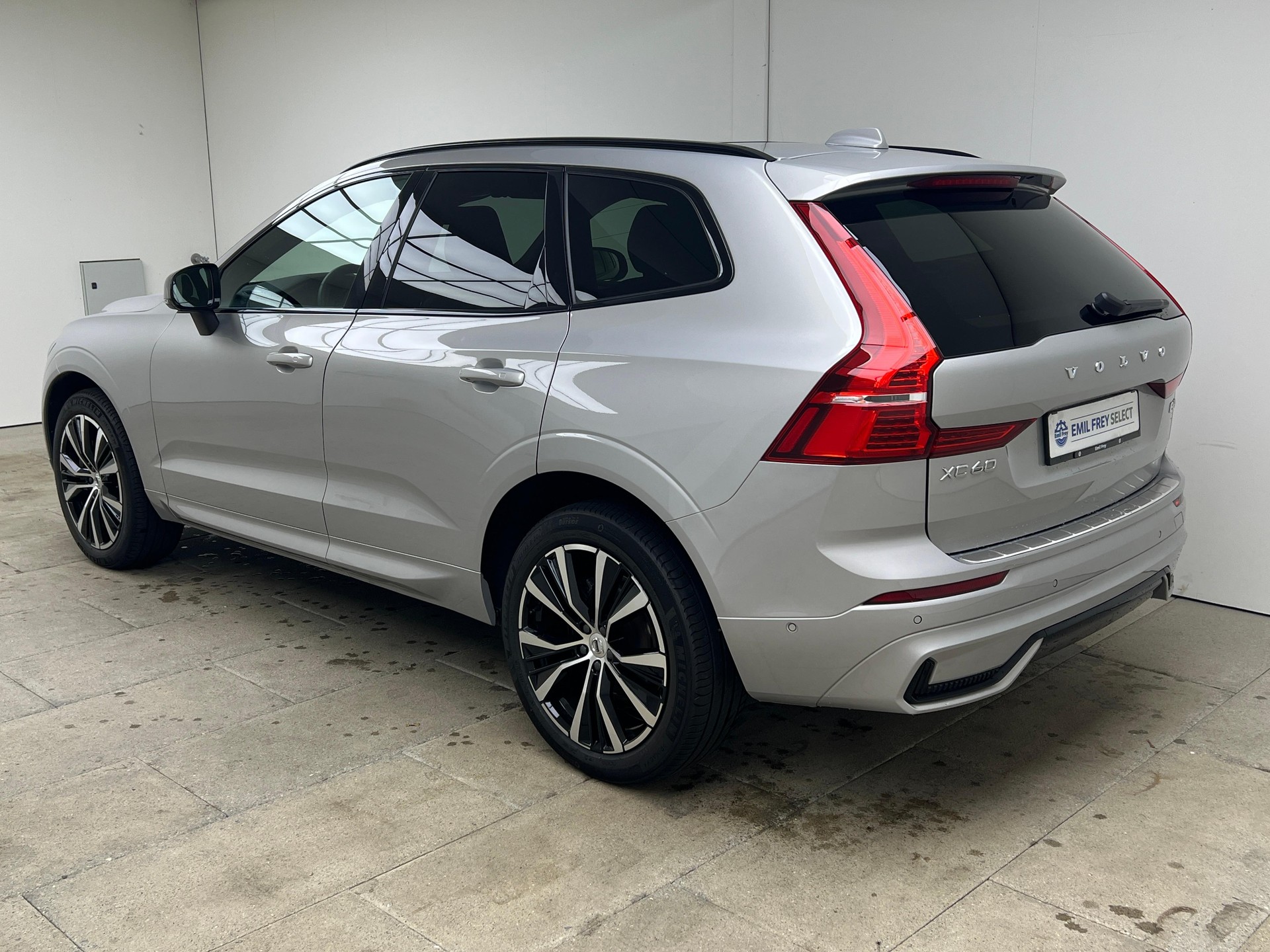 VOLVO XC60 2.0 B6 MH Plus Dark AWD-image-4