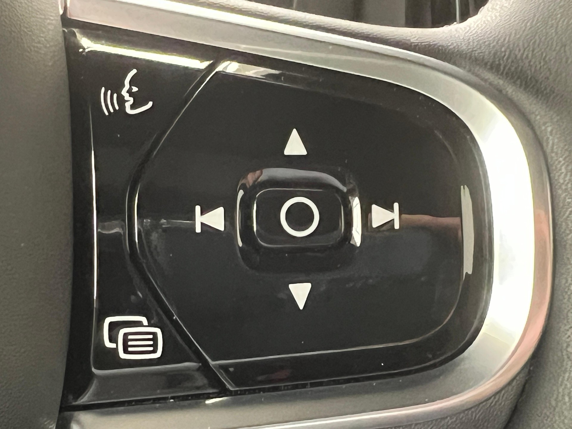 VOLVO XC60 2.0 B6 MH Plus Dark AWD-image-19