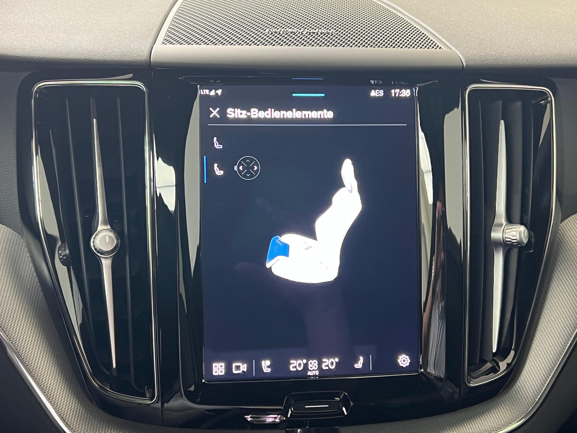 VOLVO XC60 2.0 B6 MH Plus Dark AWD-image-16