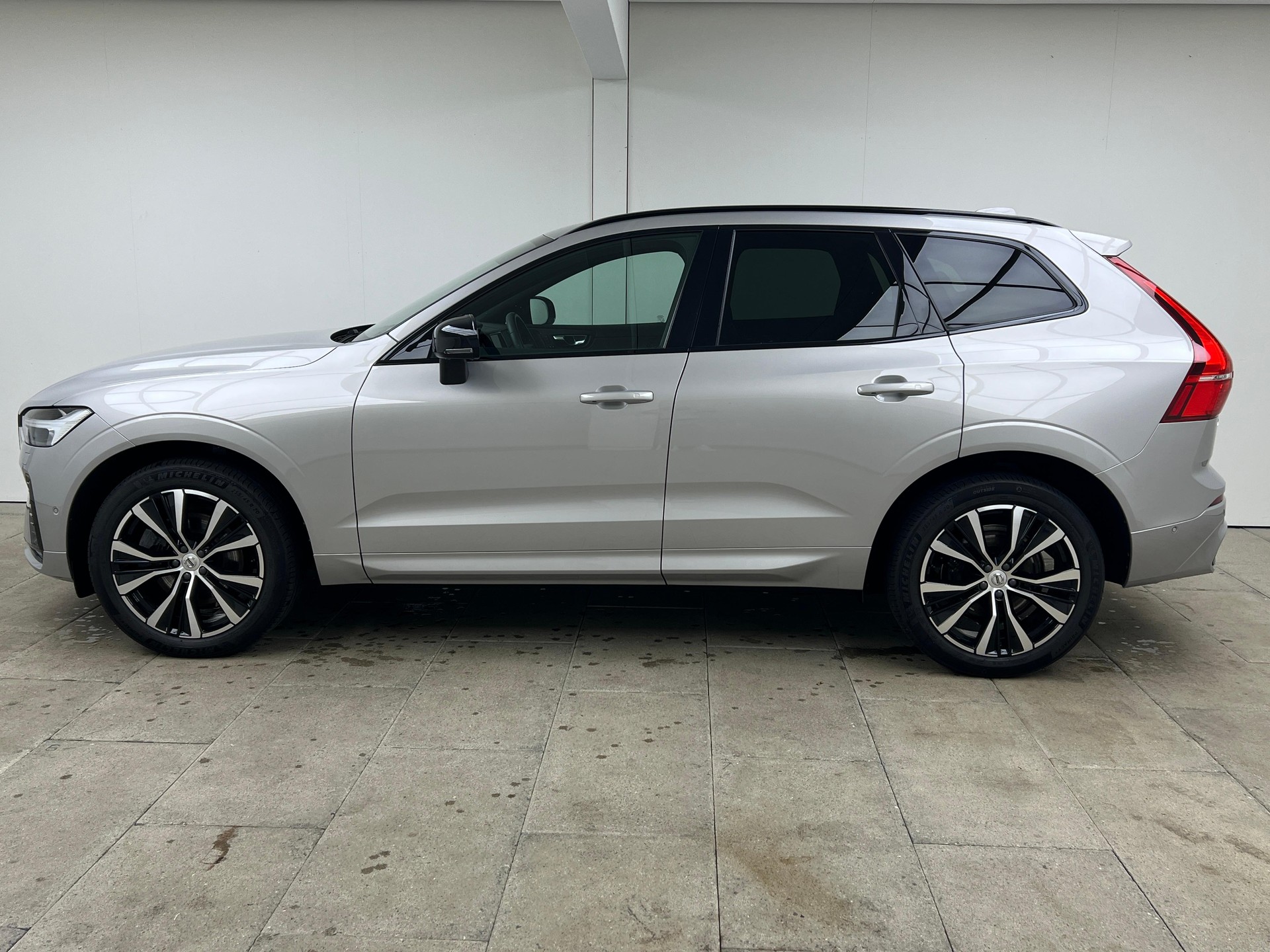 VOLVO XC60 2.0 B6 MH Plus Dark AWD-image-3
