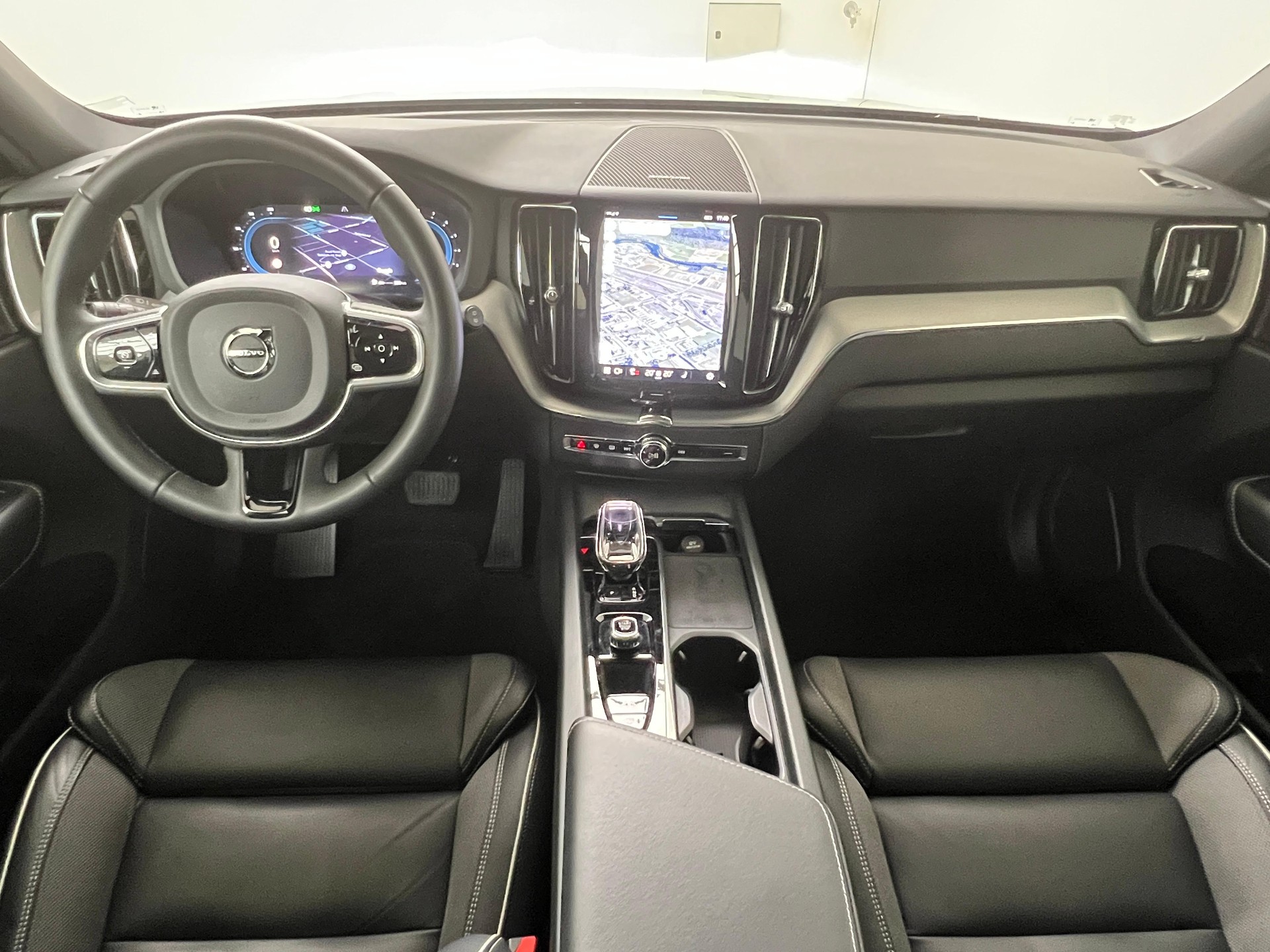 VOLVO XC60 2.0 B6 MH Plus Dark AWD-image-10