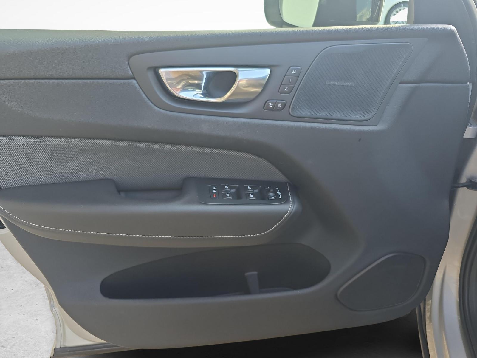 VOLVO XC60 2.0 B6 MH Plus Dark AWD-image-17