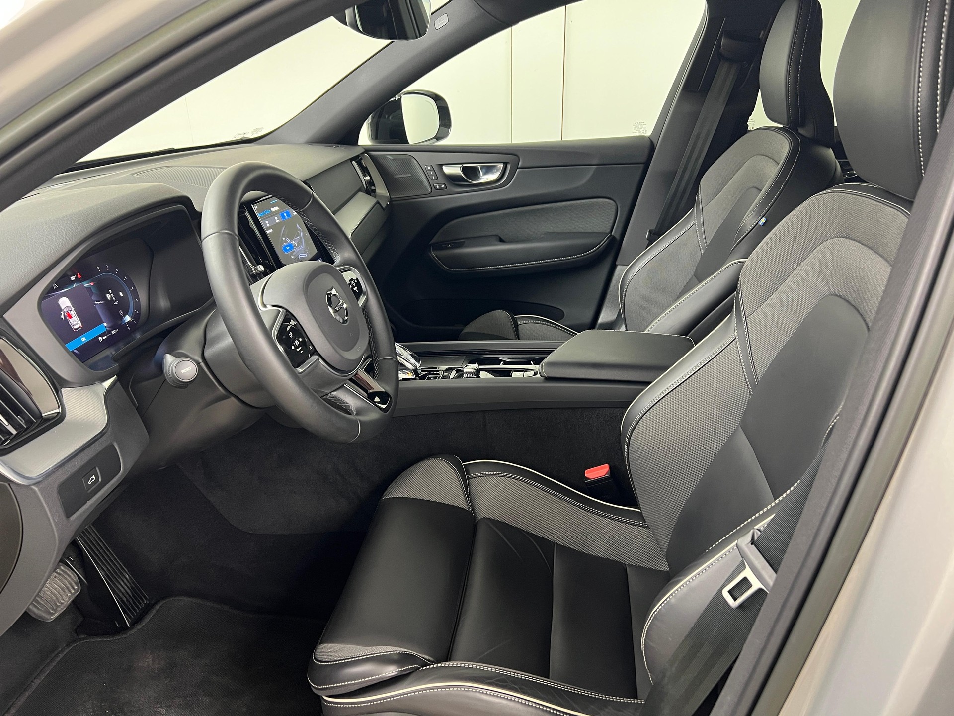 VOLVO XC60 2.0 B6 MH Plus Dark AWD-image-8