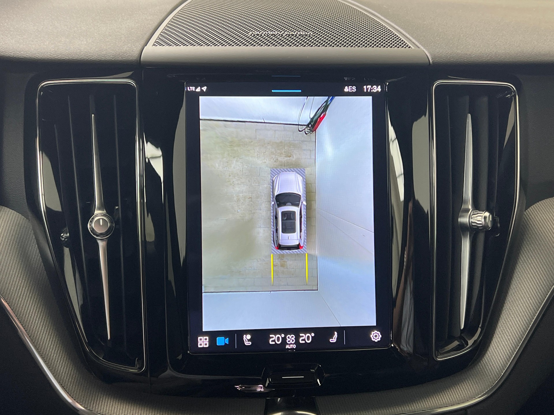 VOLVO XC60 2.0 B6 MH Plus Dark AWD-image-13
