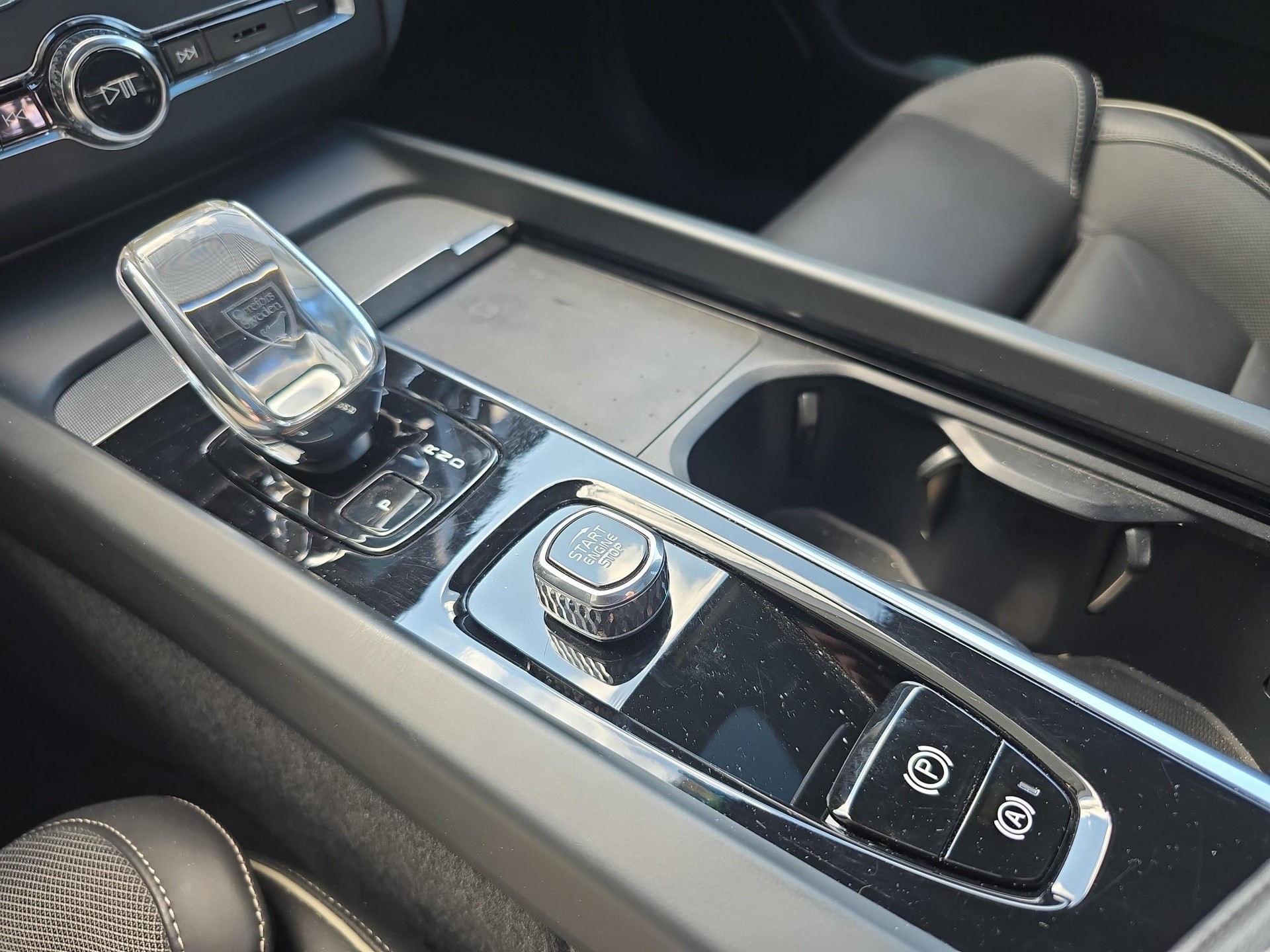VOLVO XC60 2.0 B6 MH Plus Dark AWD-image-15
