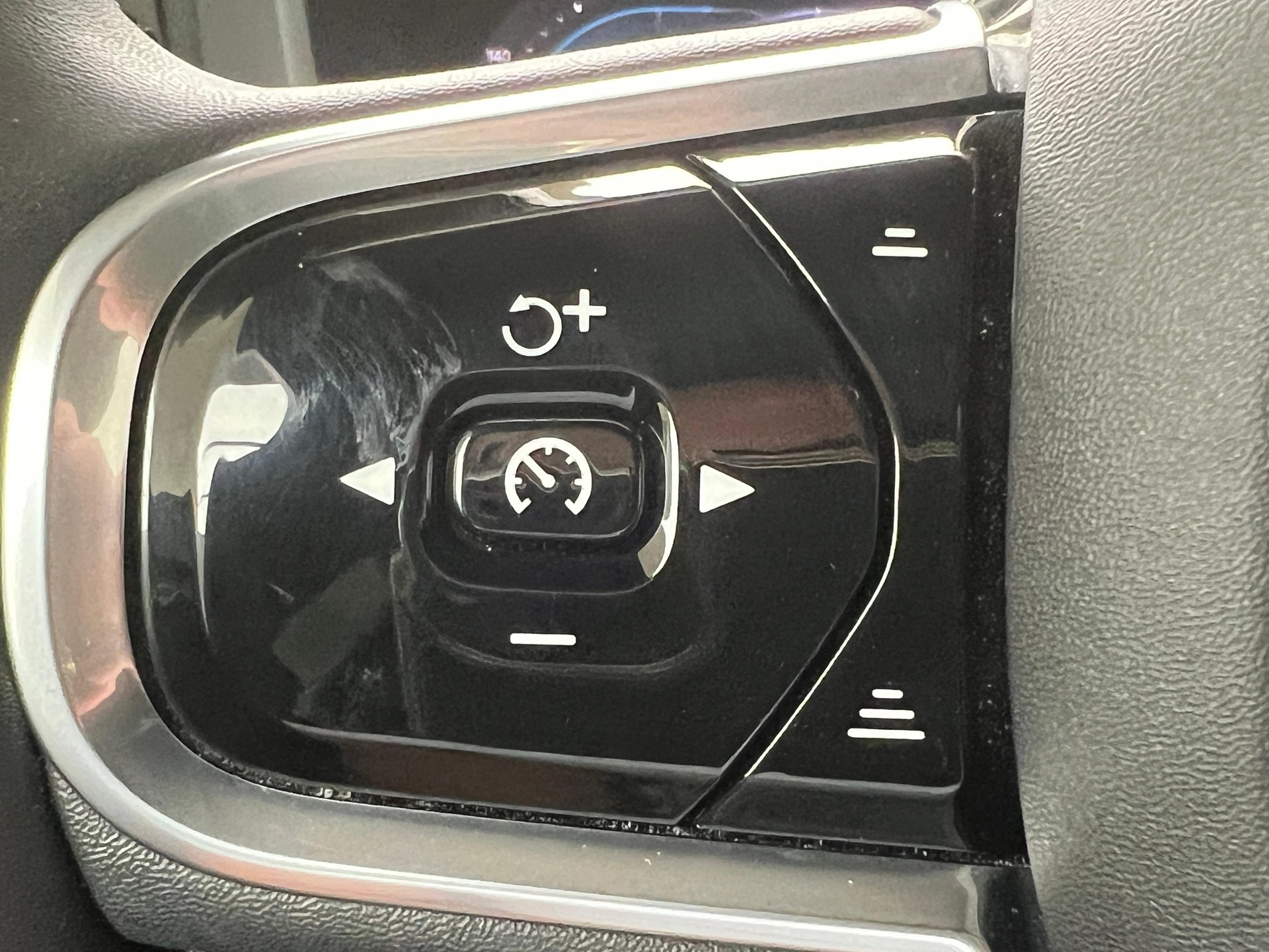 VOLVO XC60 2.0 B6 MH Plus Dark AWD-image-17