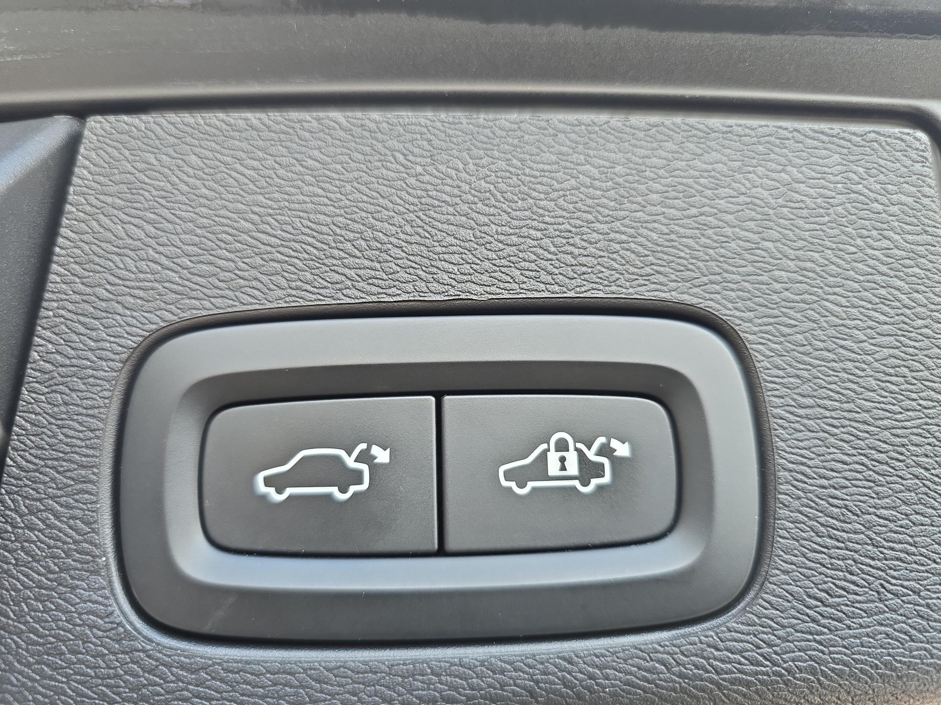 VOLVO XC60 2.0 B6 MH Plus Dark AWD-image-18