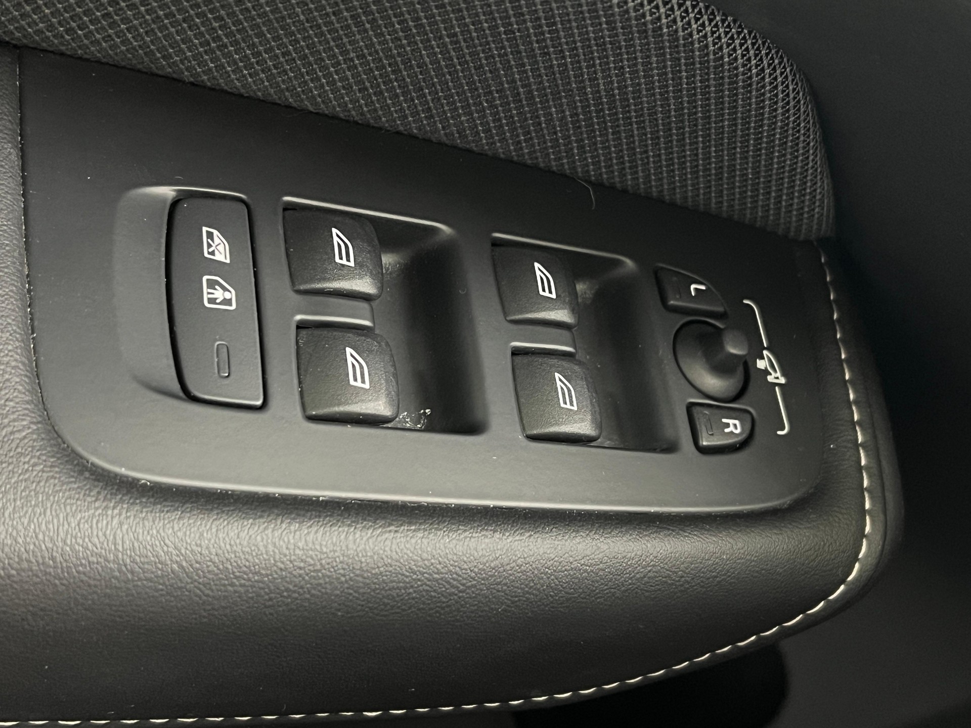 VOLVO XC60 2.0 B6 MH Plus Dark AWD-image-20