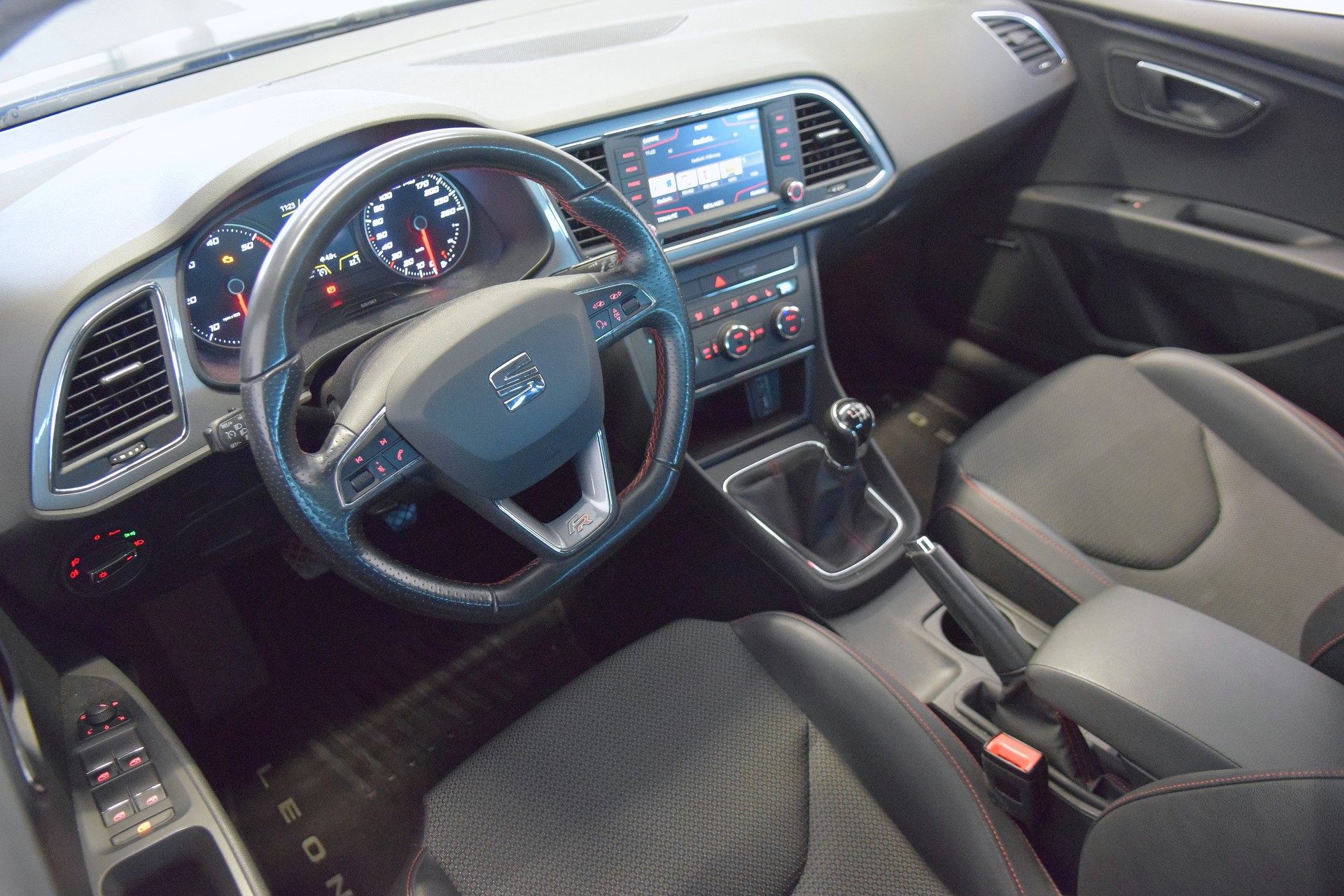 SEAT Leon 2.0 TDI FR Line-image-11