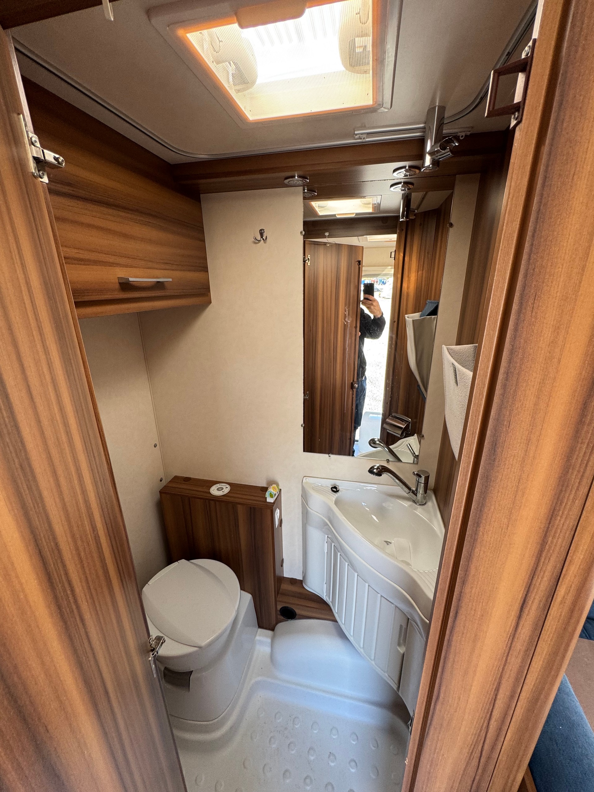 WEINSBERG Cara One 500 - Klima - Queensbett - Mover - Veloträger - Nutzlast 440 kg Leergew. 1060 kg - Standort ist Grabs 9472 !!-image-14