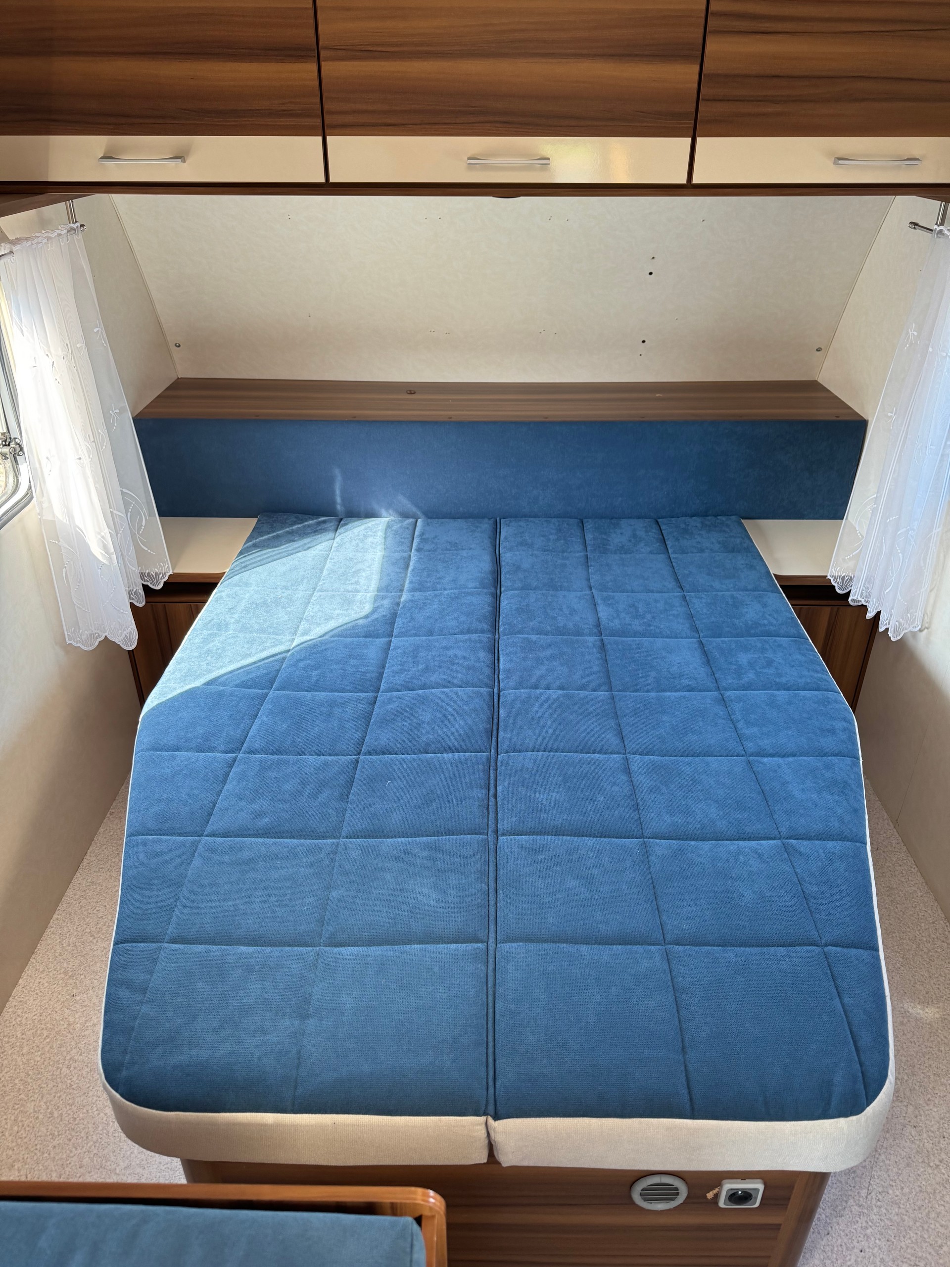WEINSBERG Cara One 500 - Klima - Queensbett - Mover - Veloträger - Nutzlast 440 kg Leergew. 1060 kg - Standort ist Grabs 9472 !!-image-7