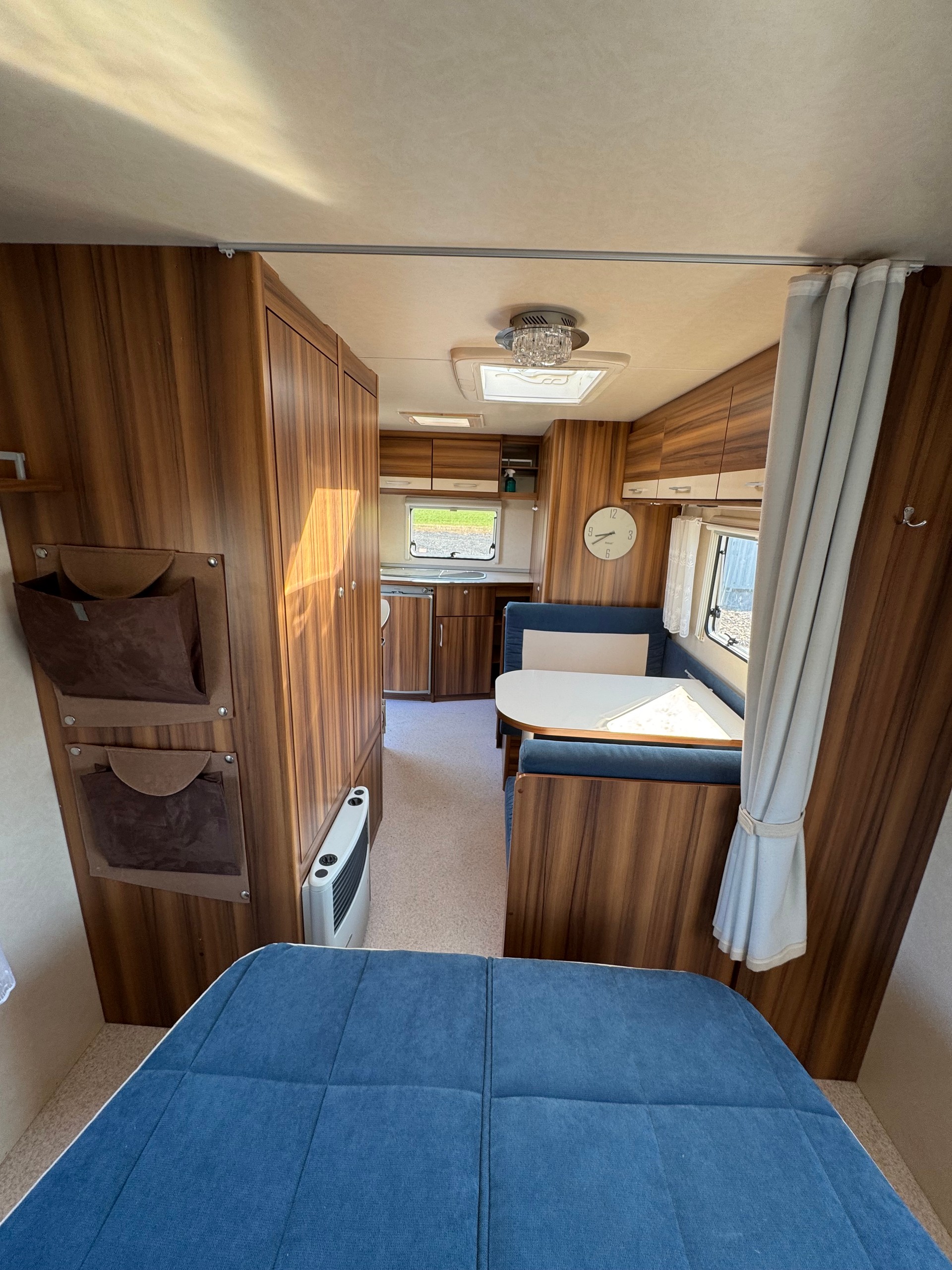 WEINSBERG Cara One 500 - Klima - Queensbett - Mover - Veloträger - Nutzlast 440 kg Leergew. 1060 kg - Standort ist Grabs 9472 !!-image-9