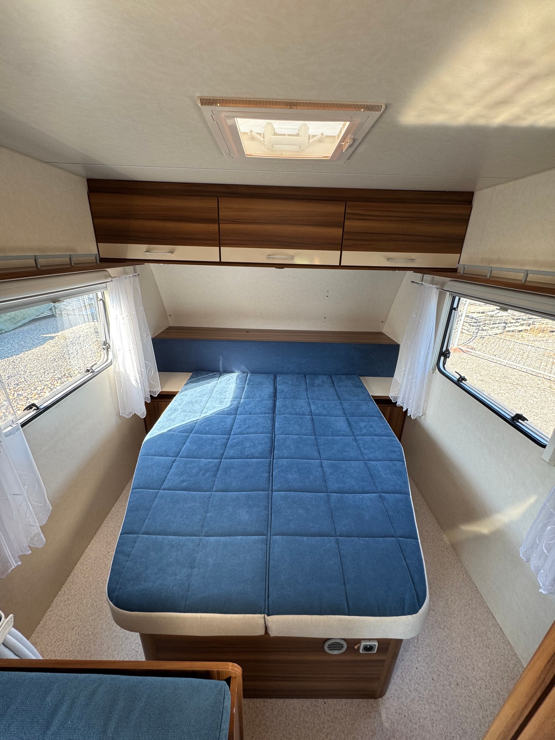 WEINSBERG Cara One 500 - Klima - Queensbett - Mover - Veloträger - Nutzlast 440 kg Leergew. 1060 kg - Standort ist Grabs 9472 !!-image-8