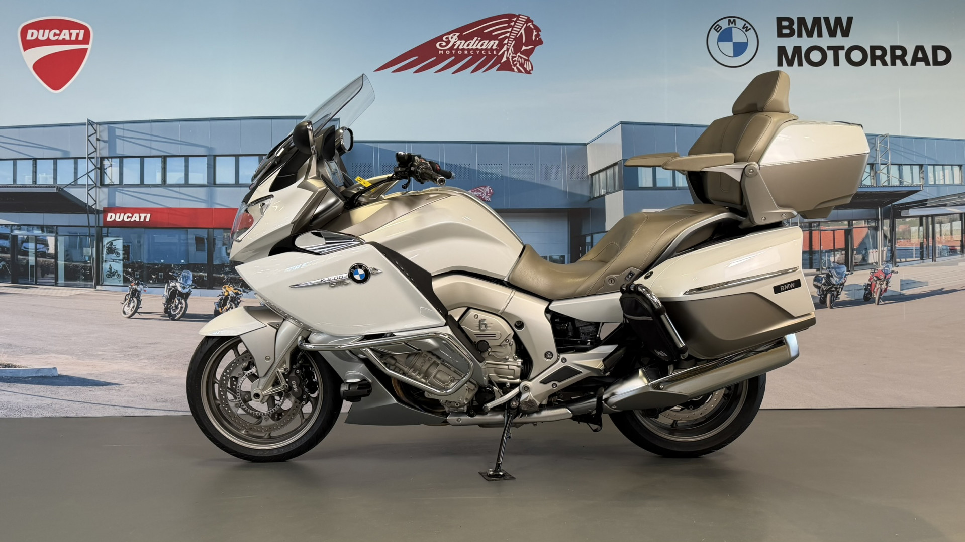 BMW K 1600 GTL Exclusive-showroom-element-3
