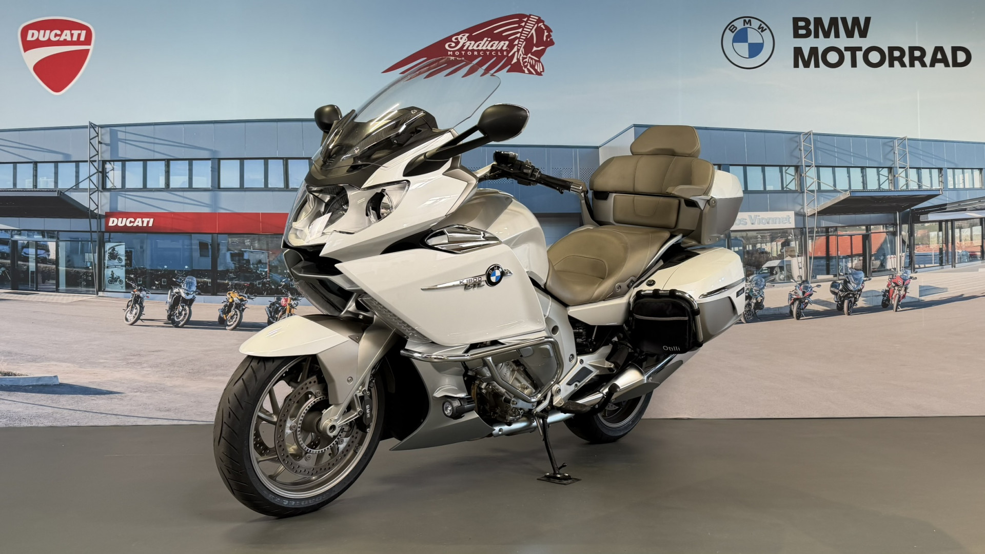 BMW K 1600 GTL Exclusive-showroom-element-2