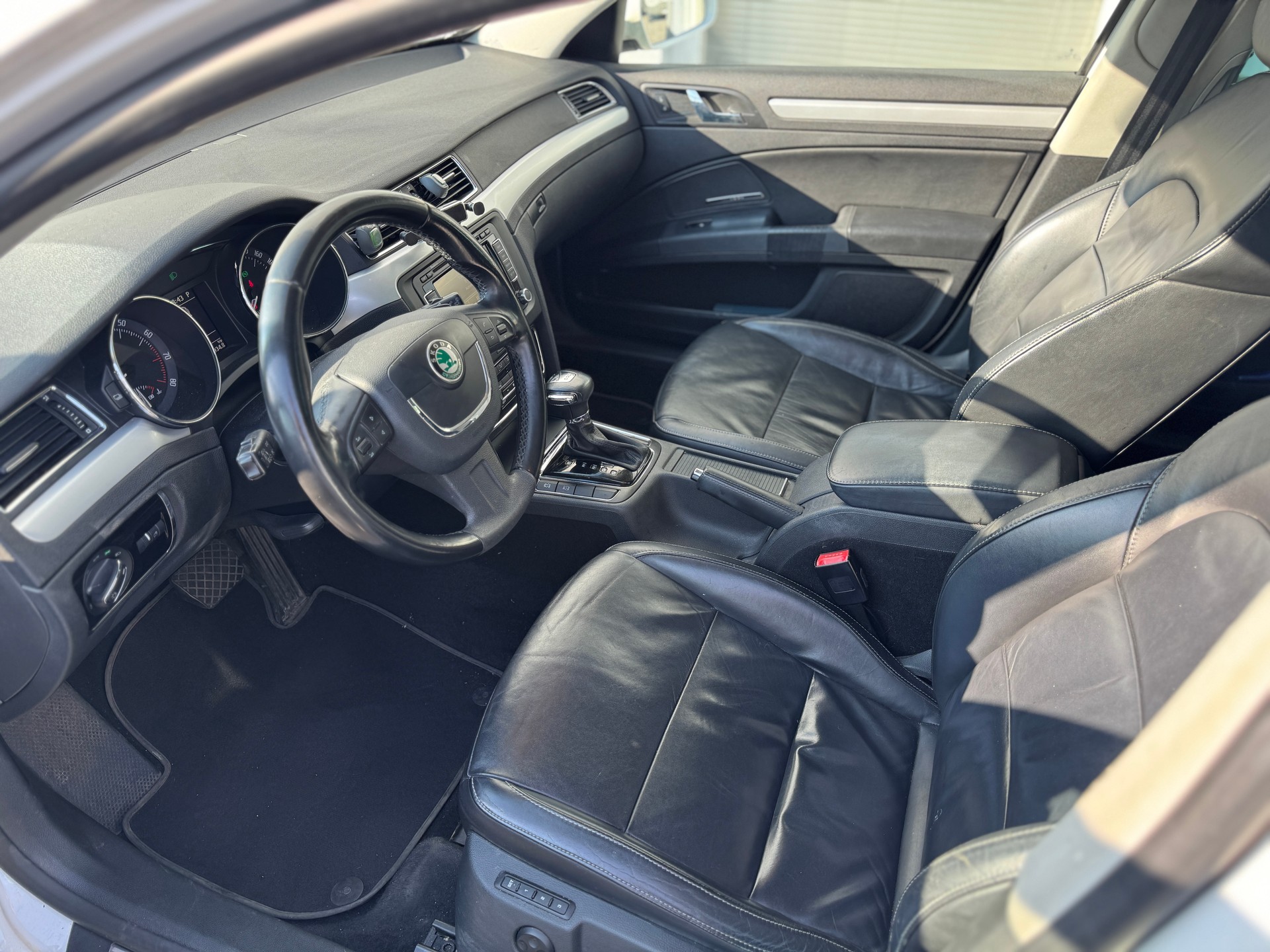 SKODA Superb Combi 2.0 TSI Elegance DSG-image-5