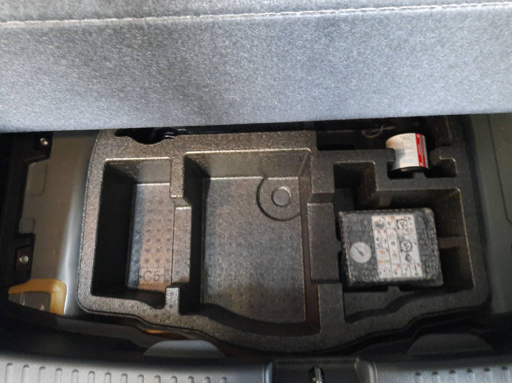 TOYOTA Yaris 1.5 VVT-i HSD Trend-image-15
