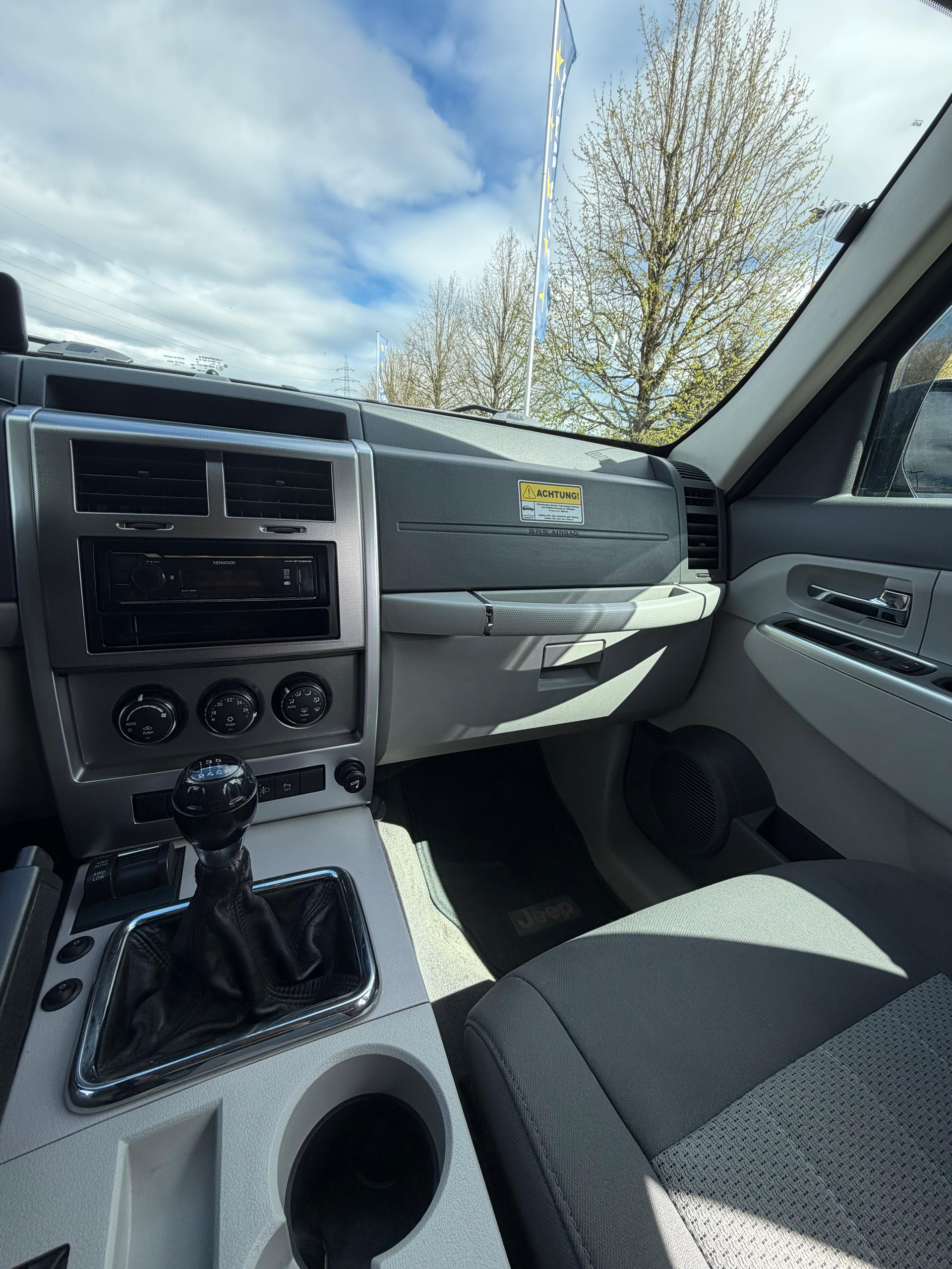 JEEP Cherokee 2.8 CRD Sport-image-14