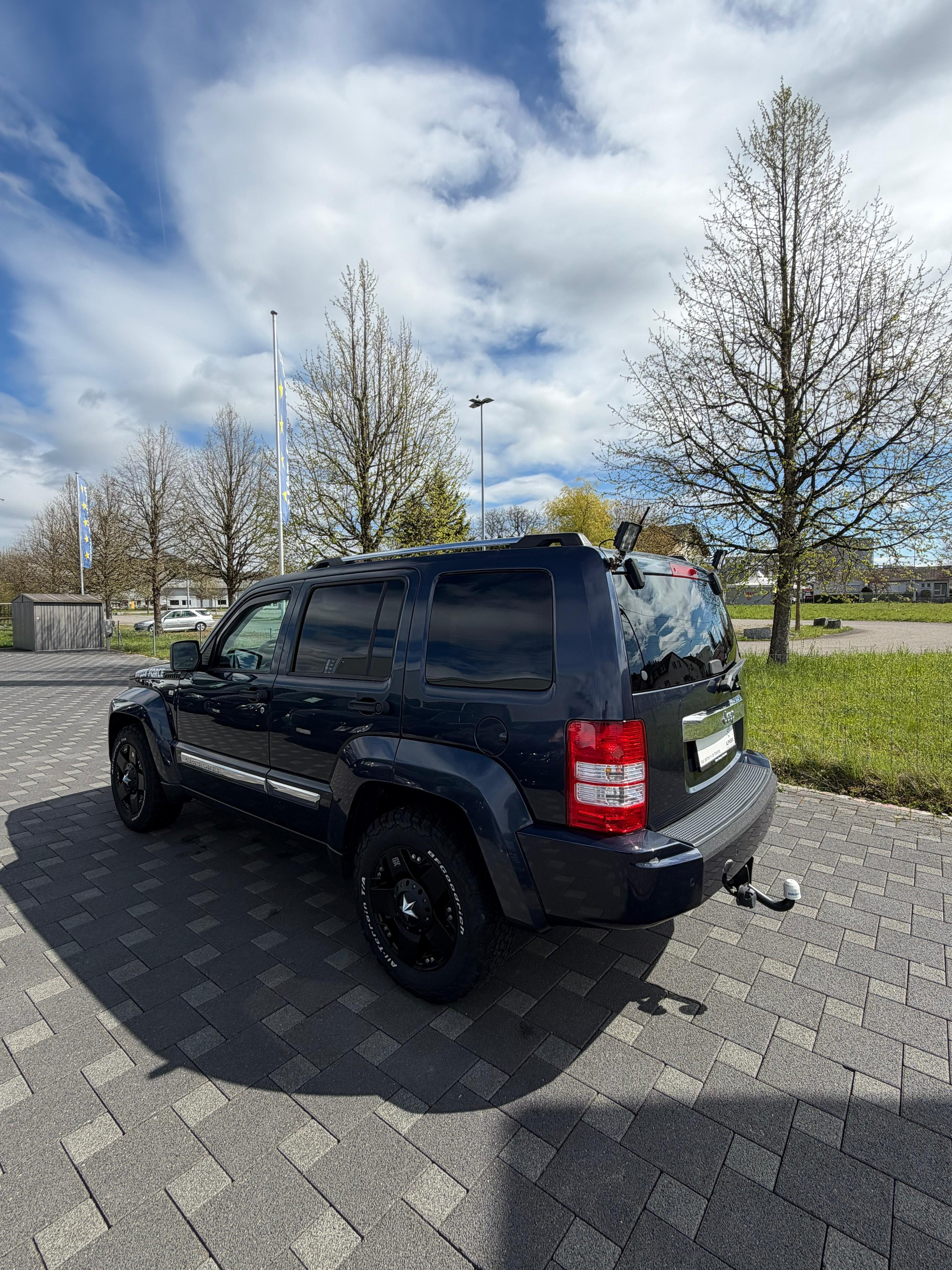 JEEP Cherokee 2.8 CRD Sport-image-2