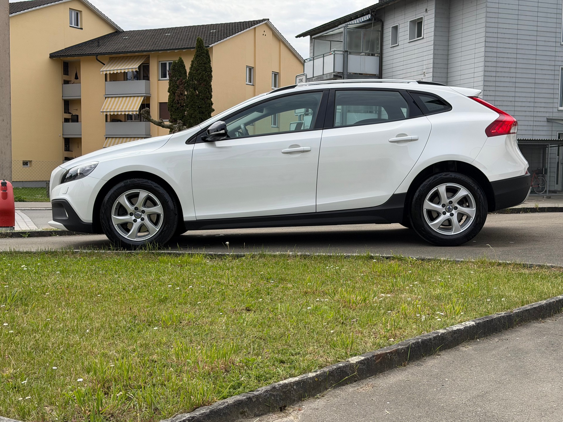 VOLVO V40 Cross Country D2 Summum Powershift-image-3