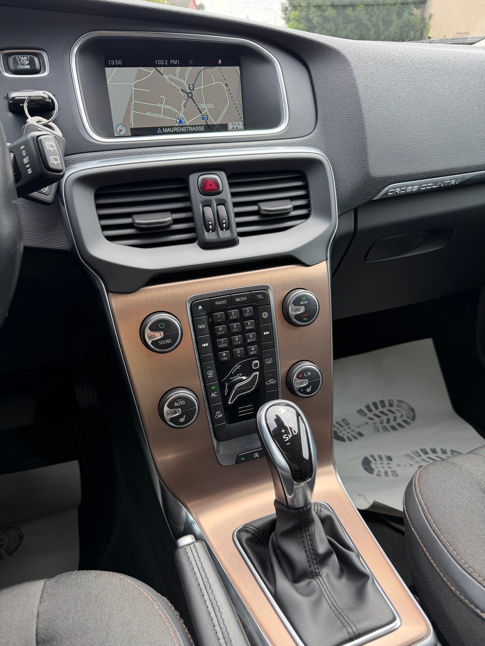 VOLVO V40 Cross Country D2 Summum Powershift-image-8