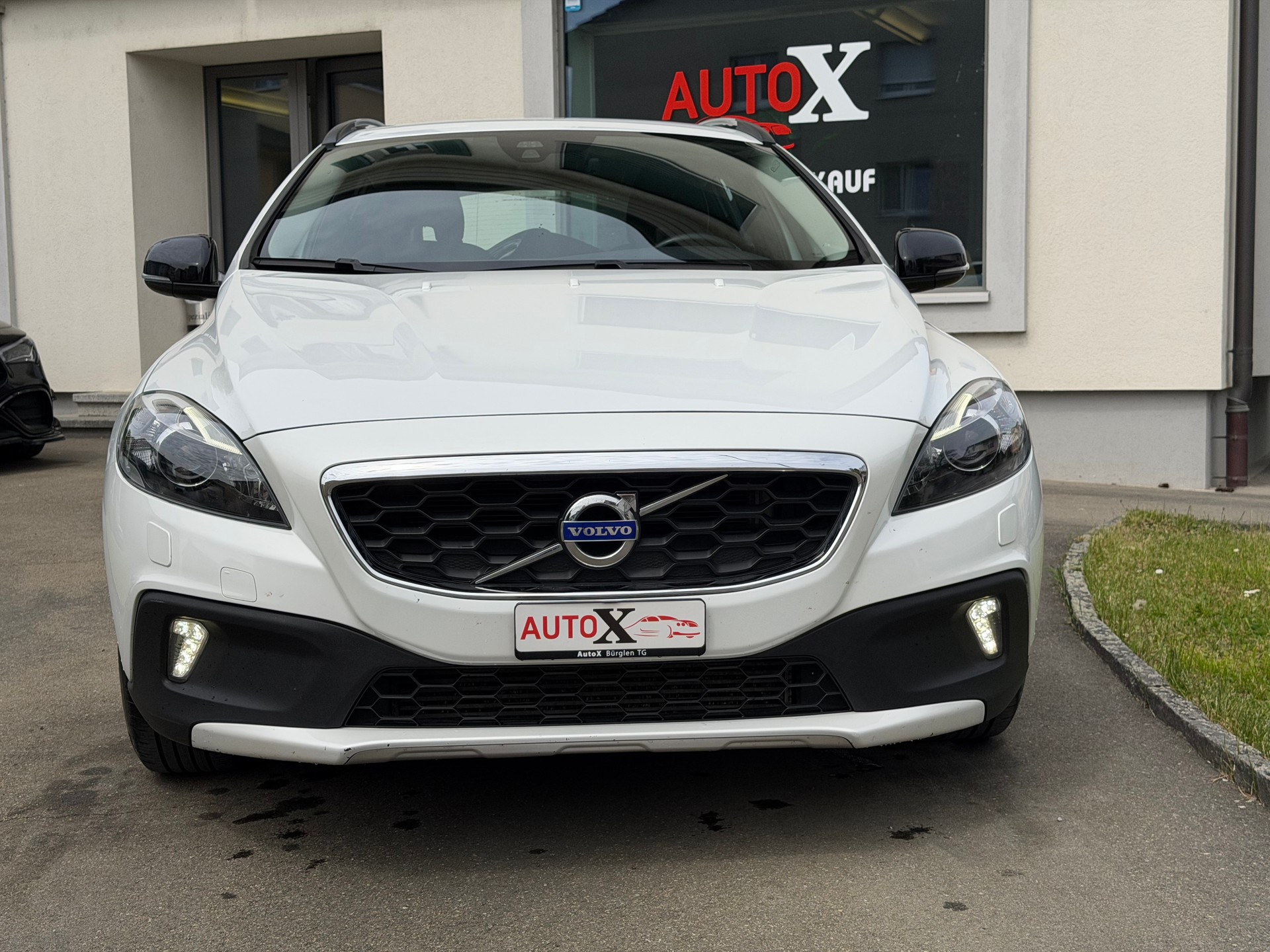 VOLVO V40 Cross Country D2 Summum Powershift-image-2
