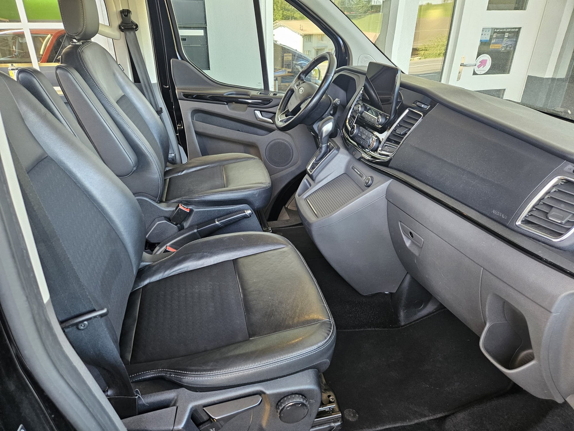 FORD Tourneo Custom 320 L1H1 Titanium A-image-6