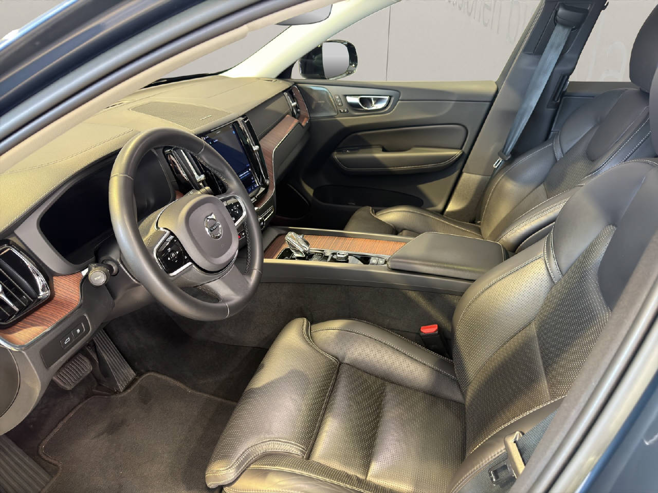 VOLVO XC60 2.0 T8 TE Ultimate Dark eAWD-image-4