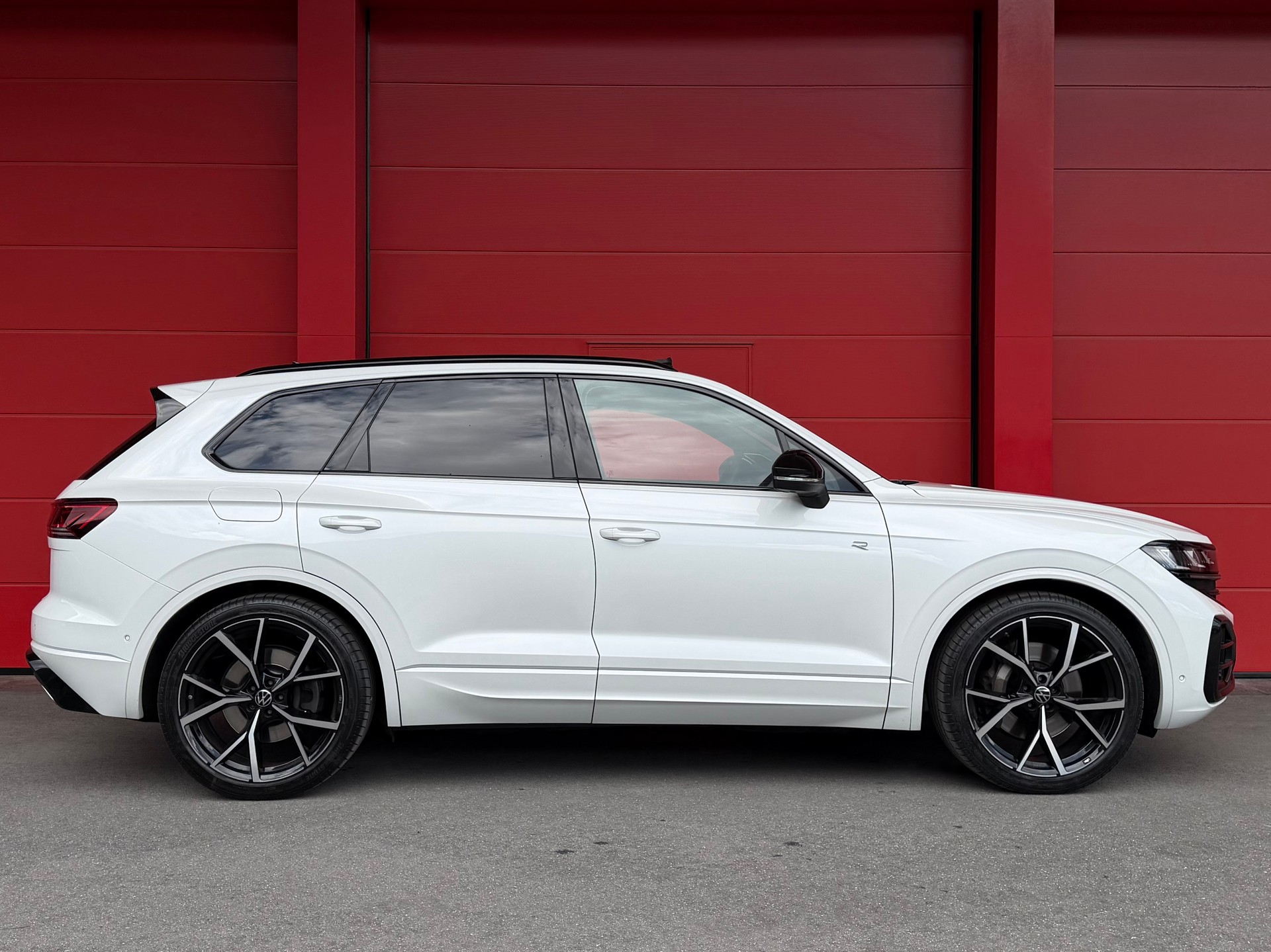 VW Touareg 3.0 TSI R-Line Tiptronic-image-2