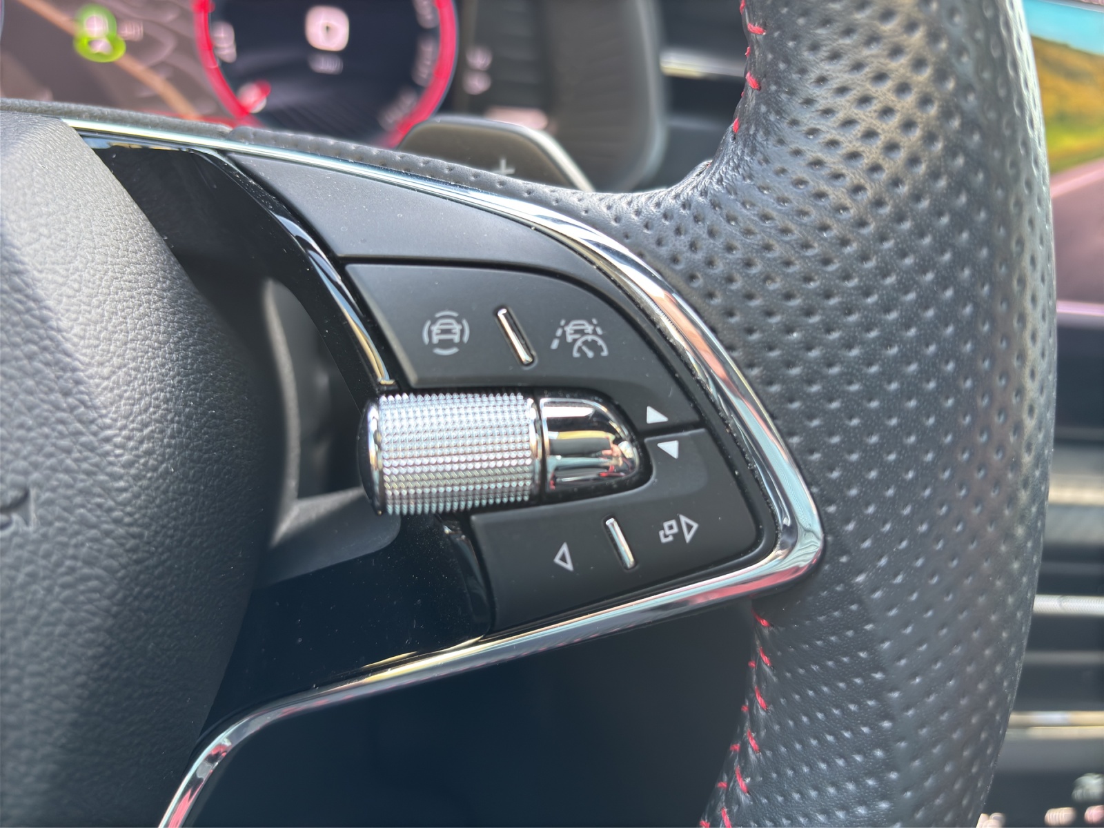 SKODA Kamiq 1.5 TSI ACT Monte Carlo DSG mit Anhängervorrichtung elektr. anklappbar & Panoramadach-image-15