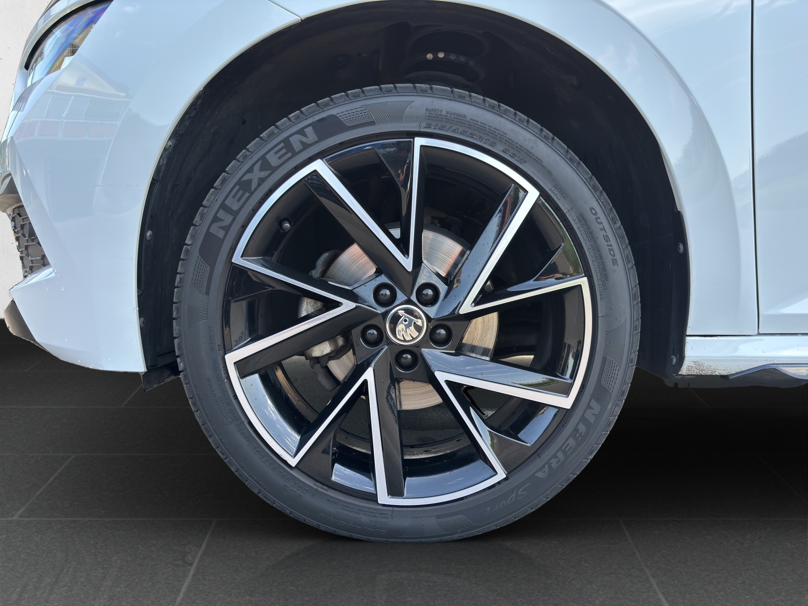 SKODA Kamiq 1.5 TSI ACT Monte Carlo DSG mit Anhängervorrichtung elektr. anklappbar & Panoramadach-image-10