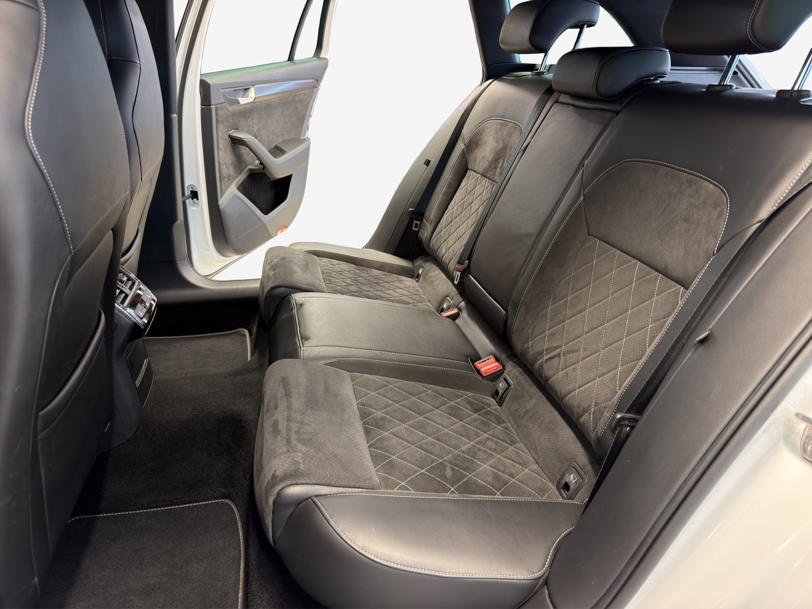 SKODA Superb 1.4 TSI Sport Line PHEV DSG-image-12