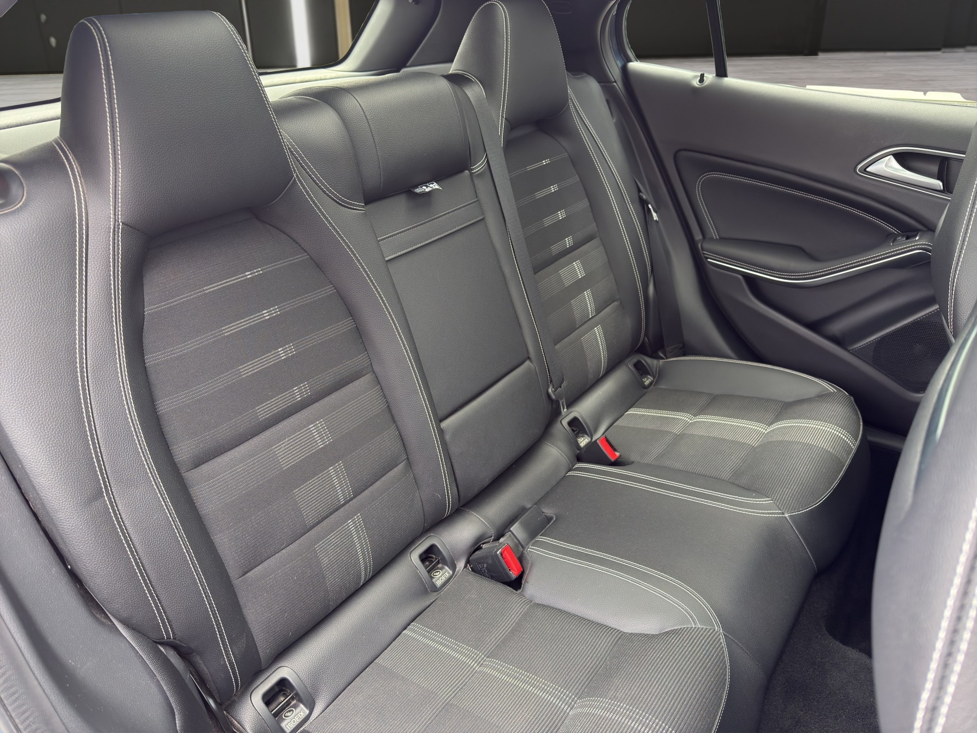 MERCEDES-BENZ GLA 200 Night Star 7G-DCT-image-13