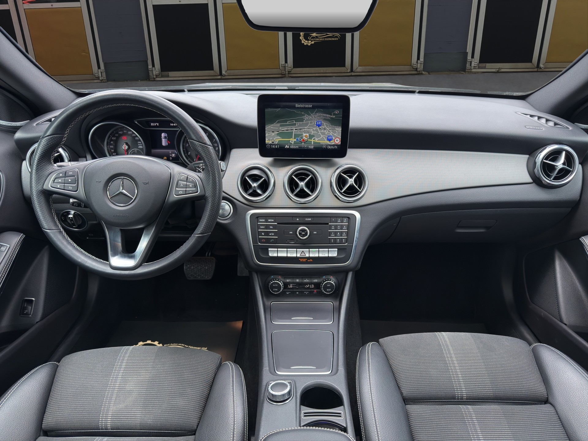 MERCEDES-BENZ GLA 200 Night Star 7G-DCT-image-11
