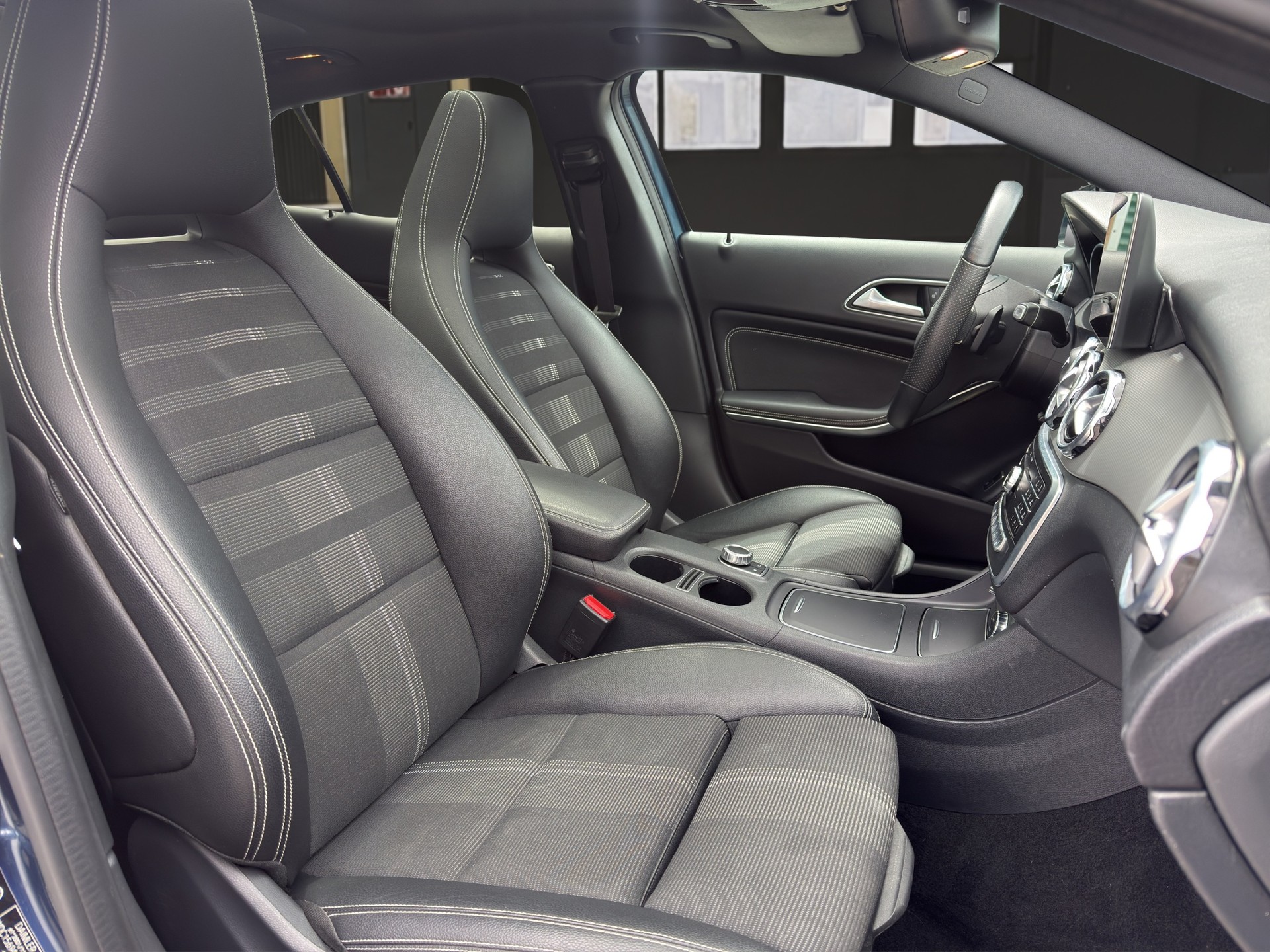 MERCEDES-BENZ GLA 200 Night Star 7G-DCT-image-9